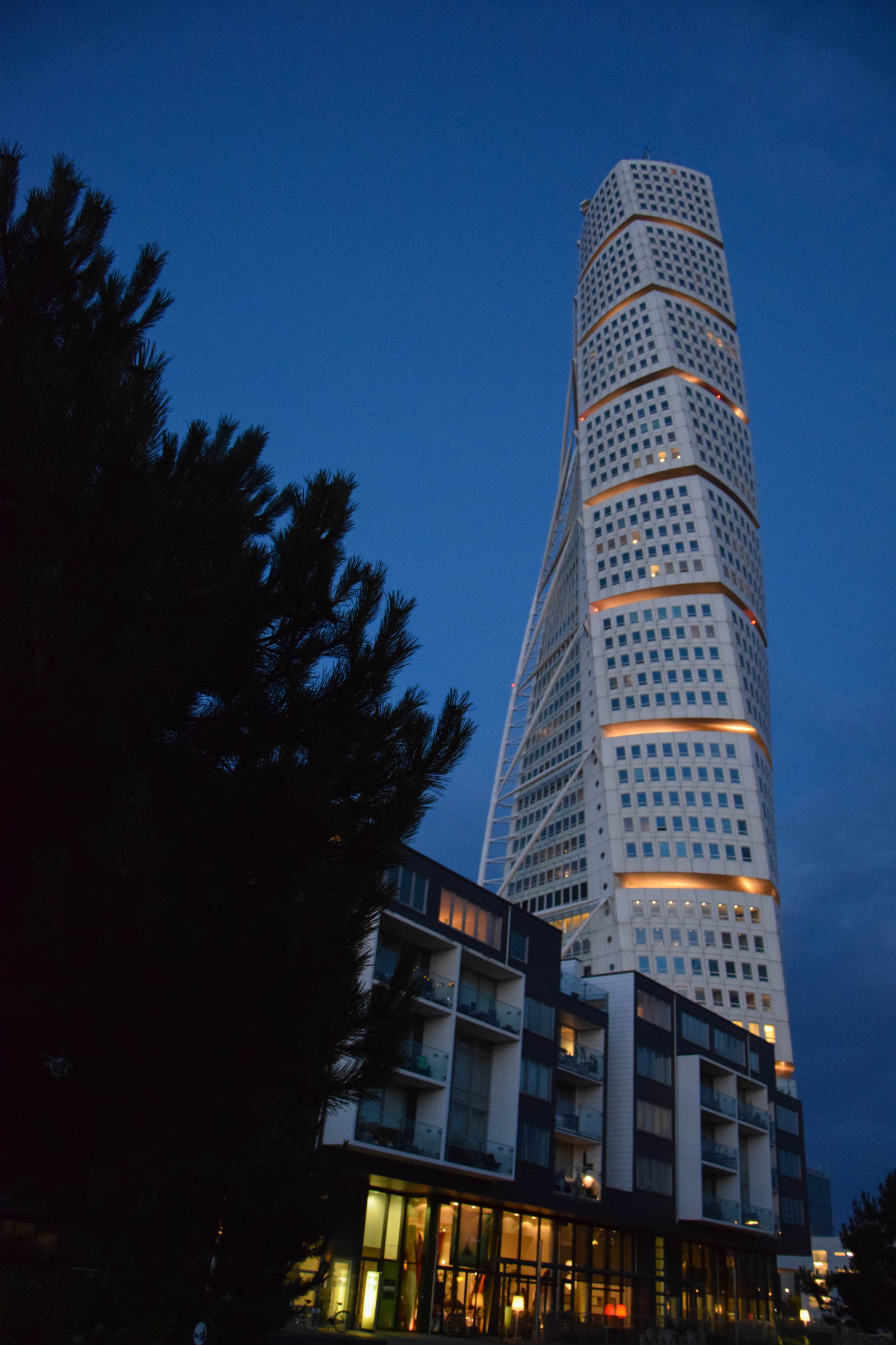 città, paesaggio urbano, notte, architettura, riflessione, cielo, nuvole, orizzonte, grattacielo, sera, Torre, estate, Svezia, crepuscolo, metropoli, crepuscolo, leggero, centro, edifici, Turning Torso, v strahamnen, sk ne, moln, skymning, Malmo, bl himmel, punto di riferimento, facciata, area urbana, area metropolitana, palazzone