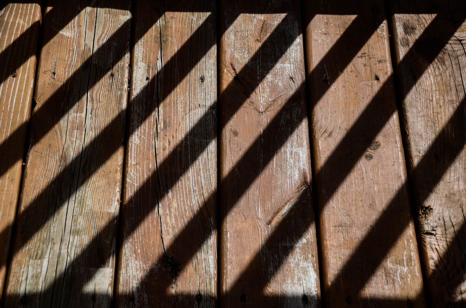 Černá, stín, stěna, dřevo, symetrie, vzor, textura, Nikon, obilí, čáry, Cihlový, světlo, stíny, list, mimo, paluba, materiál, tvar, design, patro, podlaha, dno, čára, sigma, nikond5100, podlaha, sigma18250mm, úhly