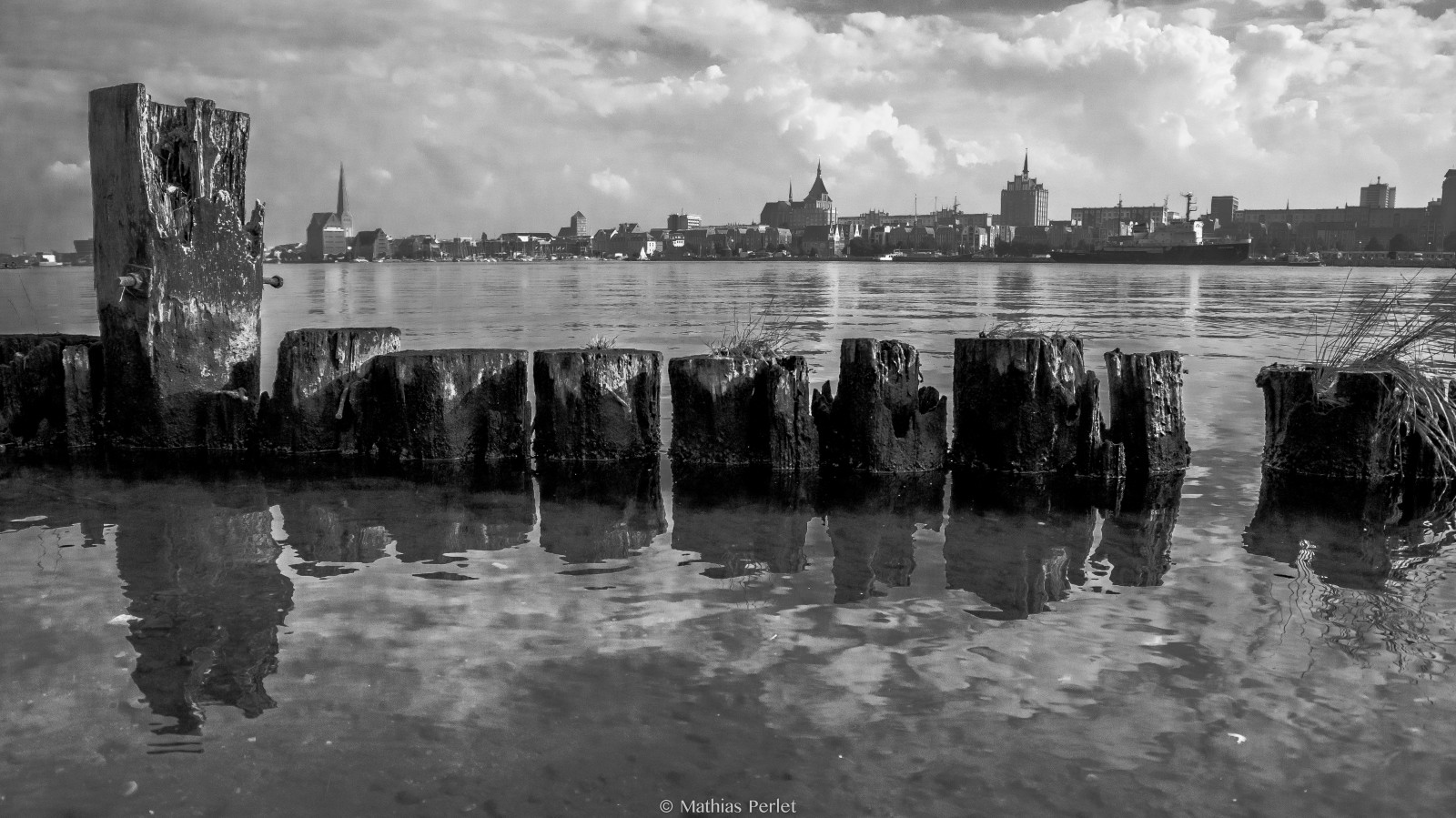landskab, monokrom, by, vand, afspejling, himmel, fotografering, skyline, flod, Sky, træ, Rostock, Mecklenburg-Vorpommern, Buhnen, wasser, stadt, bayou, sort og hvid, monokrom fotografering, Warnow, gehlsdorf, stephanjantzen