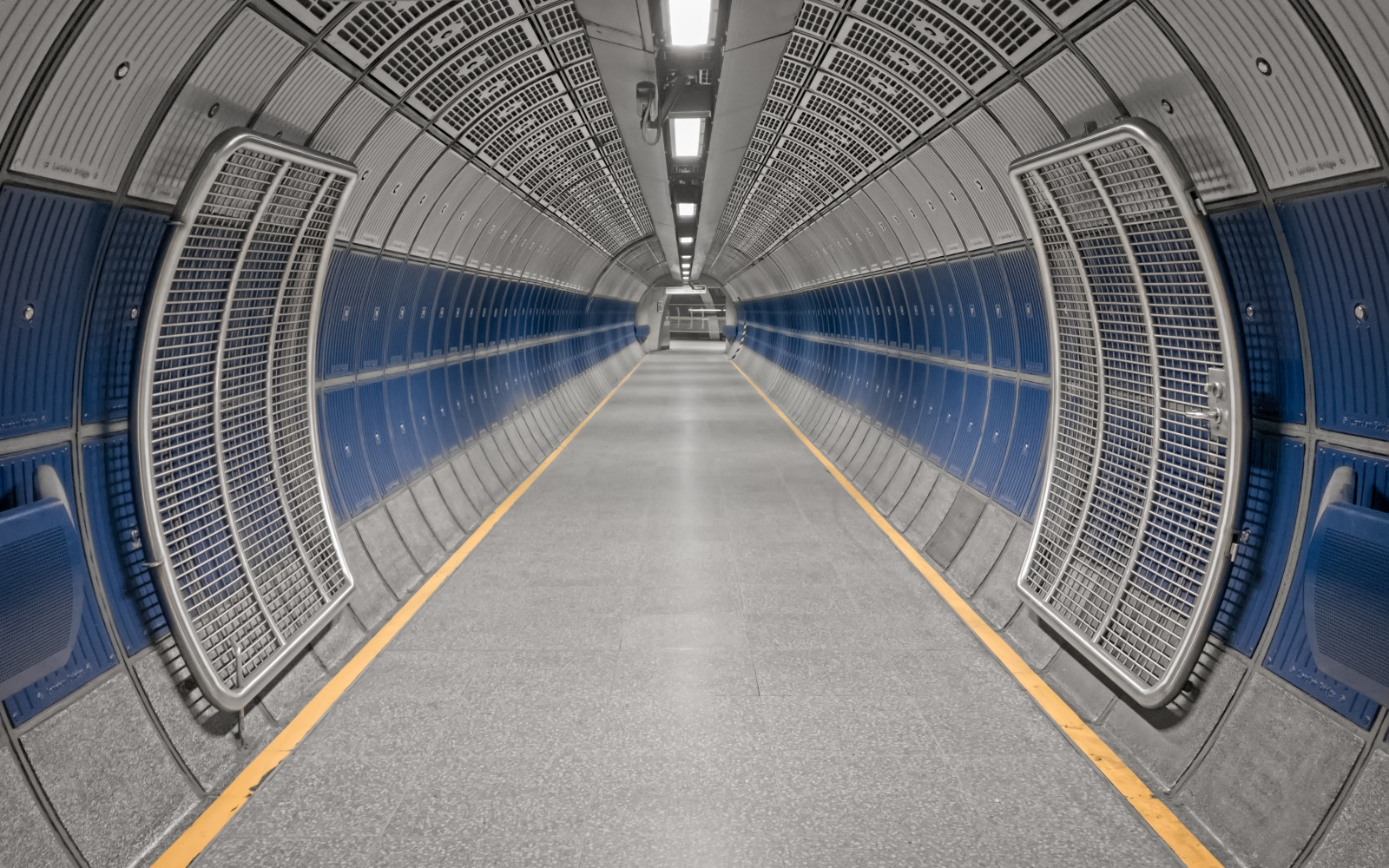 světla, Londýn, architektura, budova, nebe, symetrie, žlutý, modrý, vzor, tunel, metro, metropole, brány, podzemí, struktura, infrastruktura, průchod, vchod, patro, podlaha, dno, čára, stěny, průchod, Metropolitní oblast, denní osvětlení, přístup, zakřivený, Metro v Londýně, koridor, mobilephotography, Londýnská hybridizace, fixed link