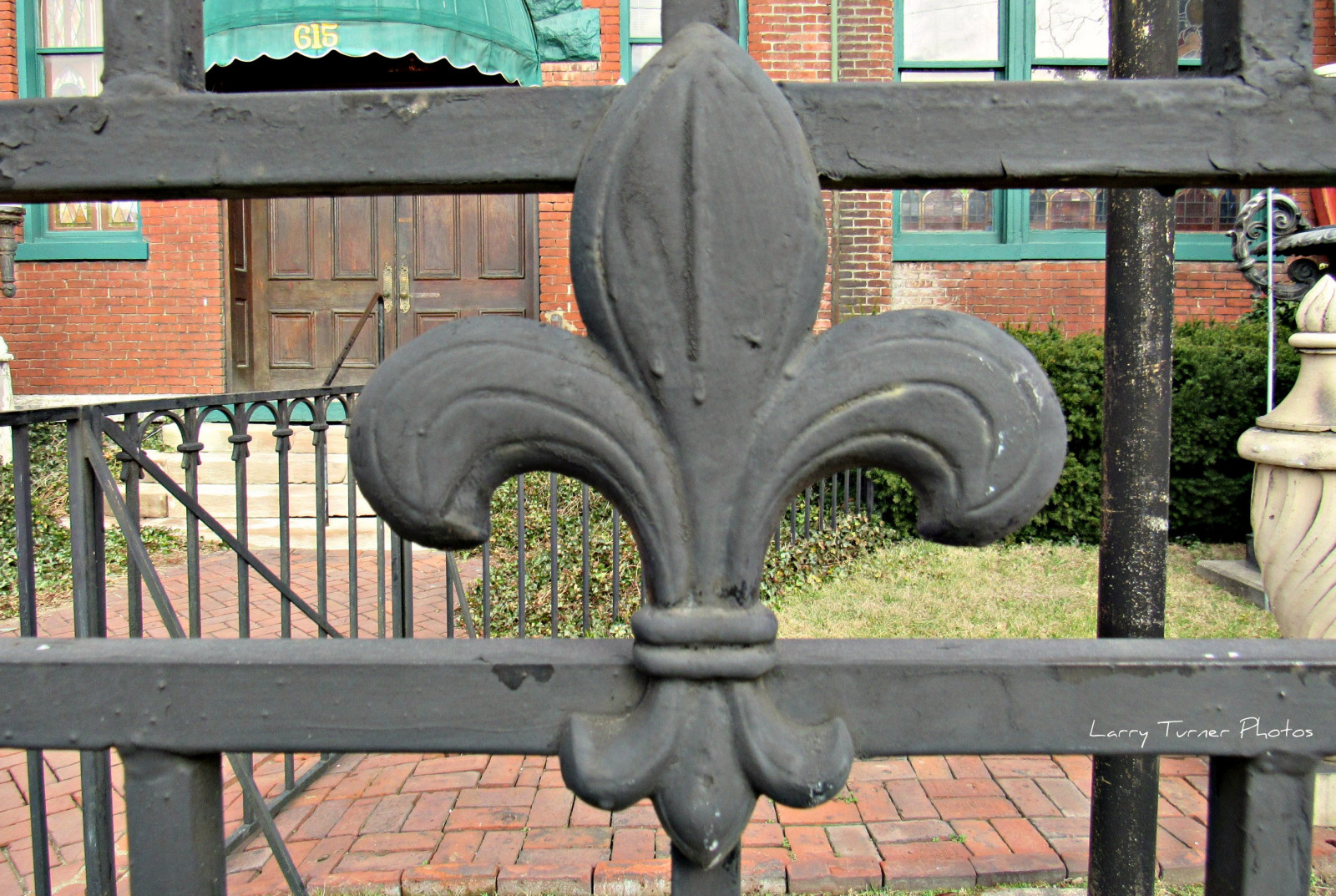 tráva, venku, cihly, kov, sochařství, křoví, dveře, plot, strom, Okna, železo, chodník, outdoor struktura, markýza, fleurdelis