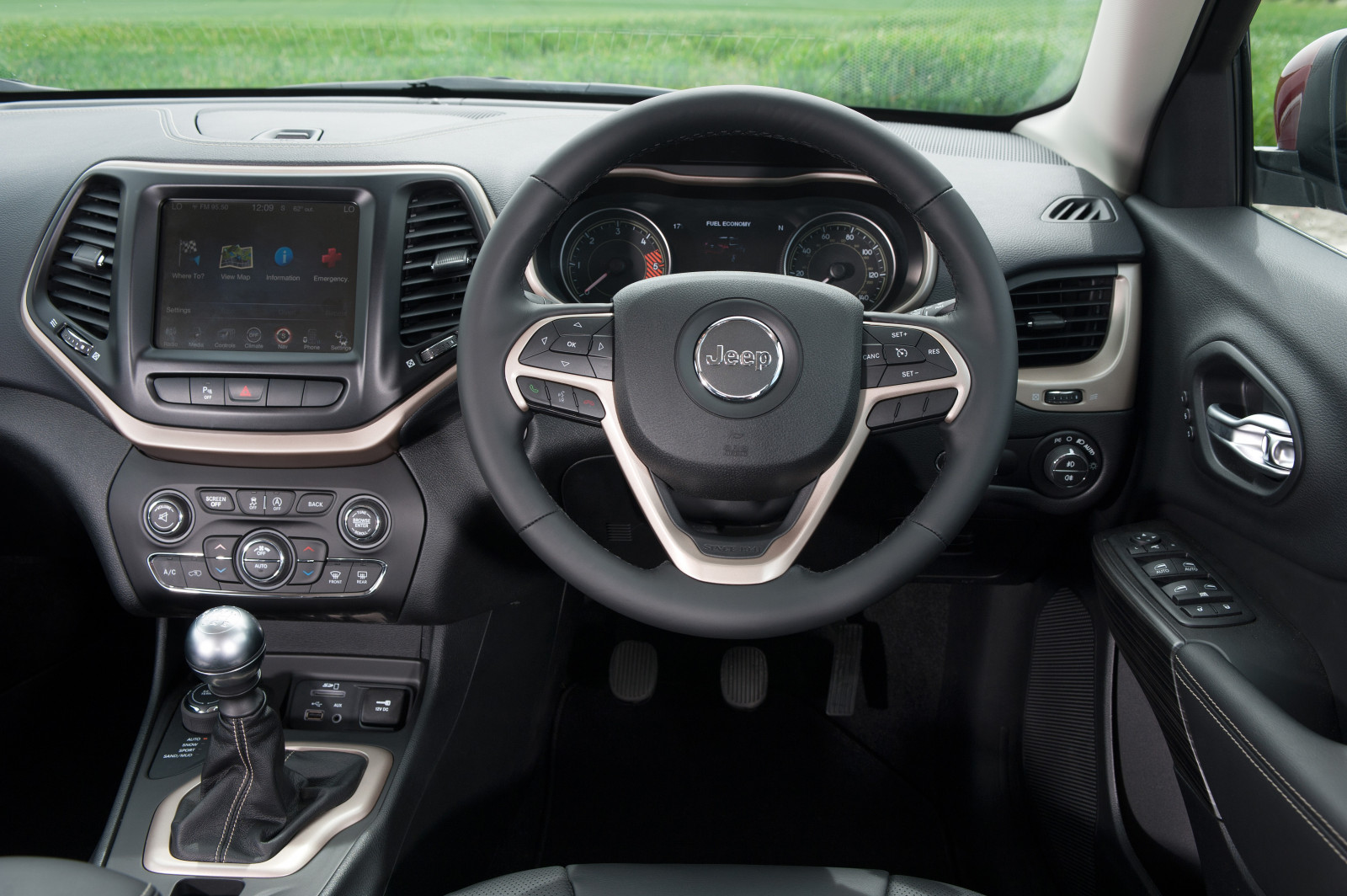 auto, vozidlo, Džíp, netcarshow, netcar, obrázky vozidel, photo auto, 2016, Verze Cherokee UK, pozemní vozidla, automobil make, kompaktní vůz, crossover sUV, sportovní užitkové vozidlo, Kompaktní sportovní užitkové vozidlo, minivan, Mercedes Benz m třída