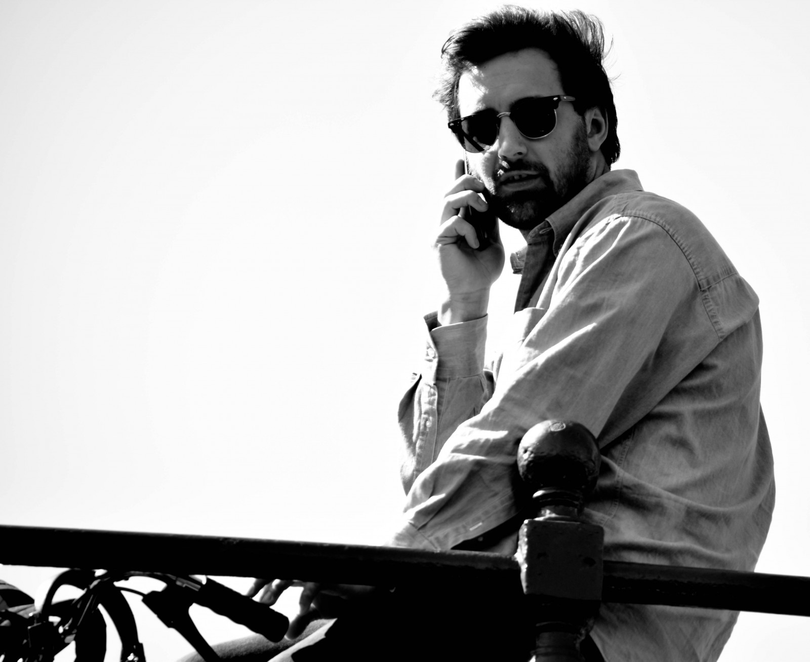 คน, ดำ, ขาวดำ, แนวตั้ง, เมือง, แว่นตากันแดด, แว่นตา, นั่ง, เพลง, นักดนตรี, เนเธอร์แลนด์, ยุโรป, อัมสเตอร์ดัม, คน, นักกีตาร์, ฮอลแลนด์, ดำและขาว, cityview, bw, มุมมองถนน, m nniskor, svartvitt, streetphoto, Noordholland, nederl nderna, nl, portr tt, รูปถ่าย, ดำและขาว, ถ่ายภาพขาวดำ, ตำแหน่งของมนุษย์, การถ่ายภาพ, การดูแลสายตา, แว่นตา