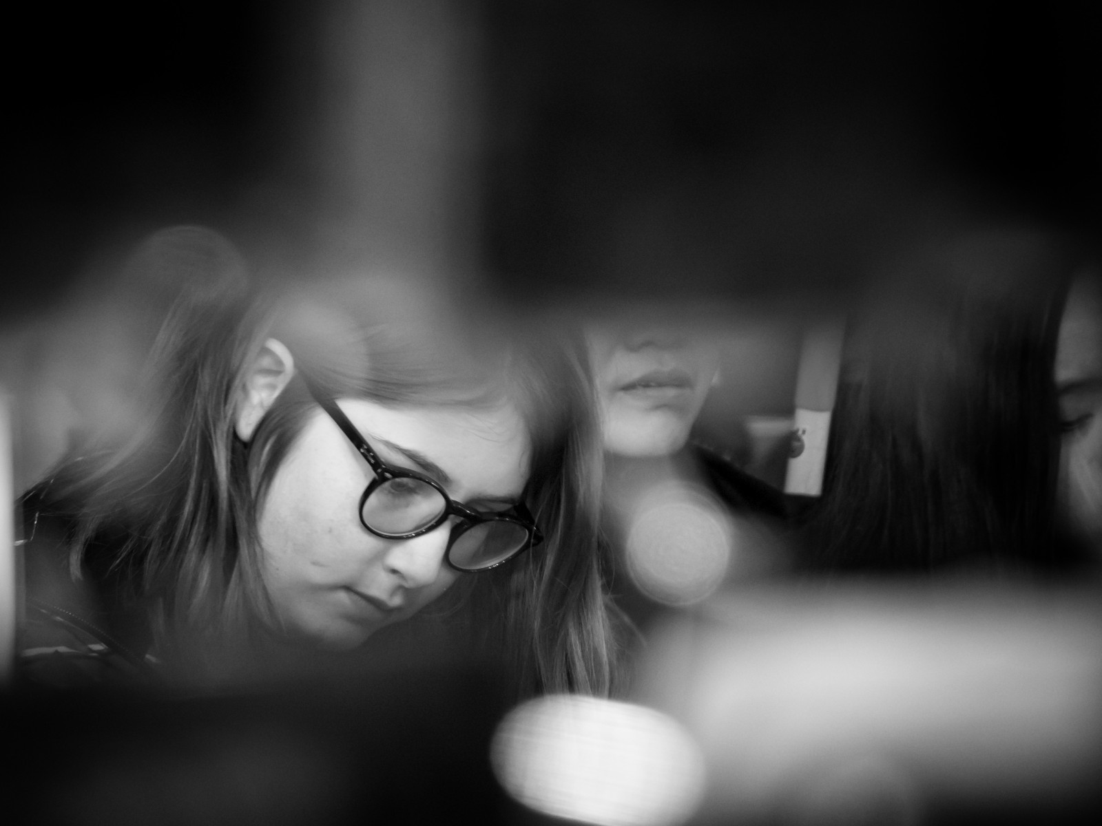 brescia, Fiera, San, Faustino, giovita, Patrono, veletrh, dívka, žena, tvář, Lombardia, Lombardie, lombardia, Italia, italie, italien, Itálie, Itálie, Riccardo, Palazzani, veridiano3, Olympus, OMD, EM1, patron, Santi, patroni, stojany, bancarelle, Leonessa, brýle, occhiali, ragazza, mladý, Mládí, fessura, spiraglio, štěrbina