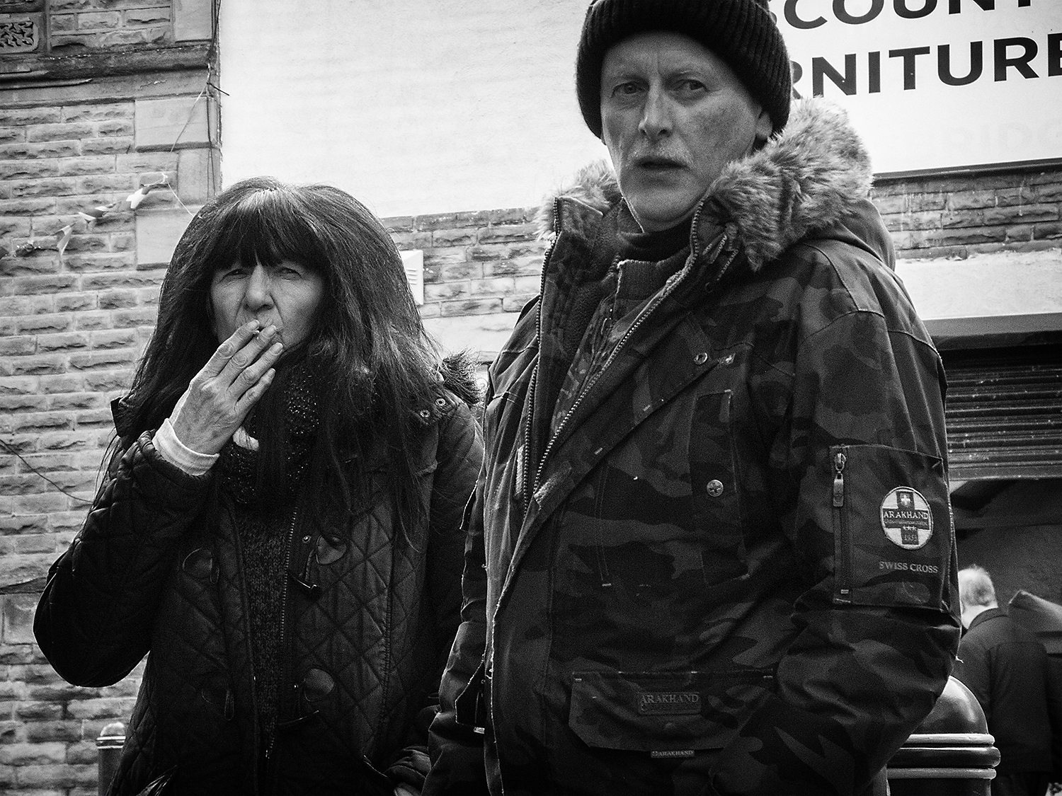 bílý, Černá, černobílý, ulice, auto, zima, silnice, fotografování, kouření, bunda, fotograf, stojící, Spojené království, záře, Severní, infrastruktura, kostrbatý, Mono, západ, dívka, usměj se, zábava, člověk, styl, fotografie, cigareta, upřený pohled, momentka, Černý a bílý, monochromatické fotografování, portrétní fotografie, inhalovat, Huddersfield, human behavior