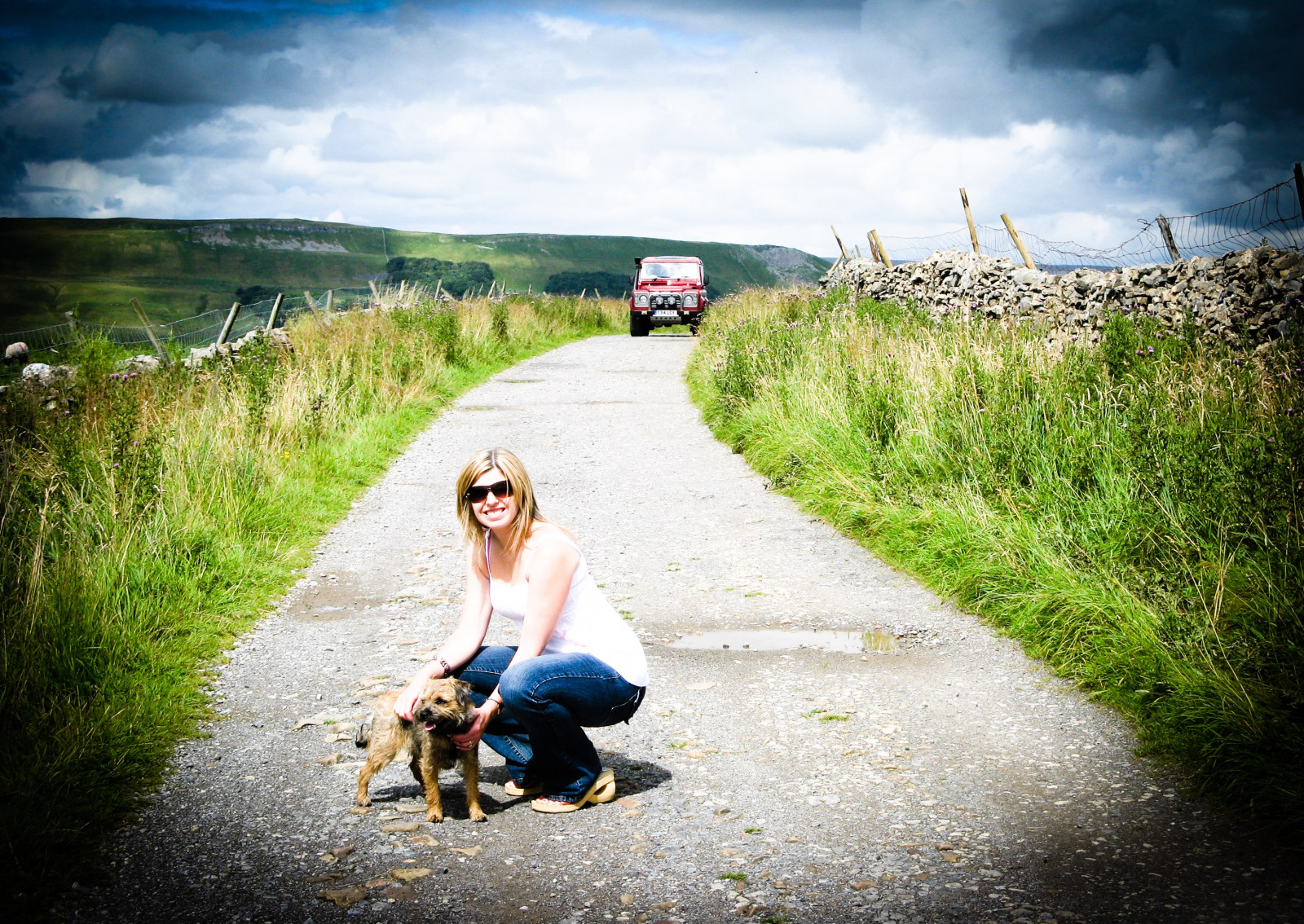 strada, cielo, fotografia, sentiero, nube, albero, fotografia, erba, pianta, auto, mattina, ragazza, luce del sole, collina, paesaggio, veicolo, divertimento, pista, ecoregione, fenomeno meteorologico, asfalto, strada sterrata, vacanza