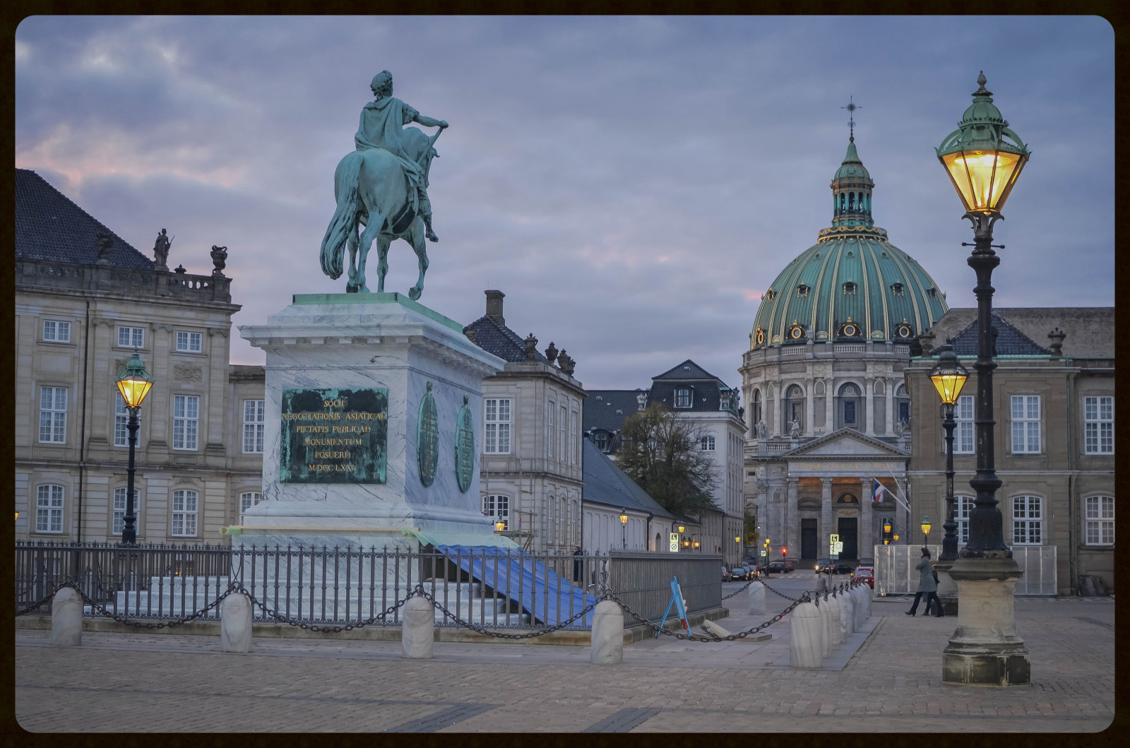 okno, město, budova, nebe, Dům, Cestovní ruch, dějiny, socha, město, náměstí, Dánsko, metropole, palác, památník, Kodaň, zámek, mrak, strom, sochy, náměstí, mezník, fasáda, turistická atrakce, čtverce, Amalienborg, Royalpalaces