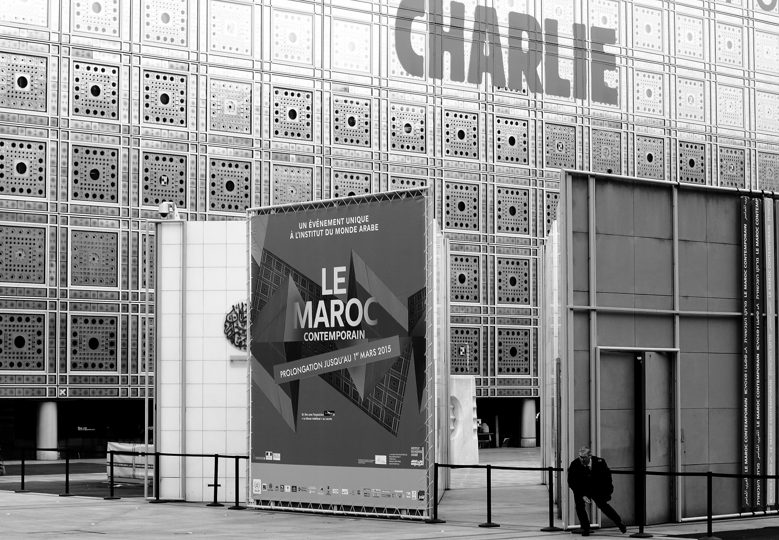 monokrom, vindue, by, gade, arkitektur, bygning, Paris, metropol, struktur, charlie, infrastruktur, Gade syn, reklame, milepæl, noiretblanc, blackandwithe, photoderue, urbanarte, facade, photopascalcolin, byområde, sort og hvid, monokrom fotografering, hovedstadsområde, barriere, Barriere, institutdumondearabe