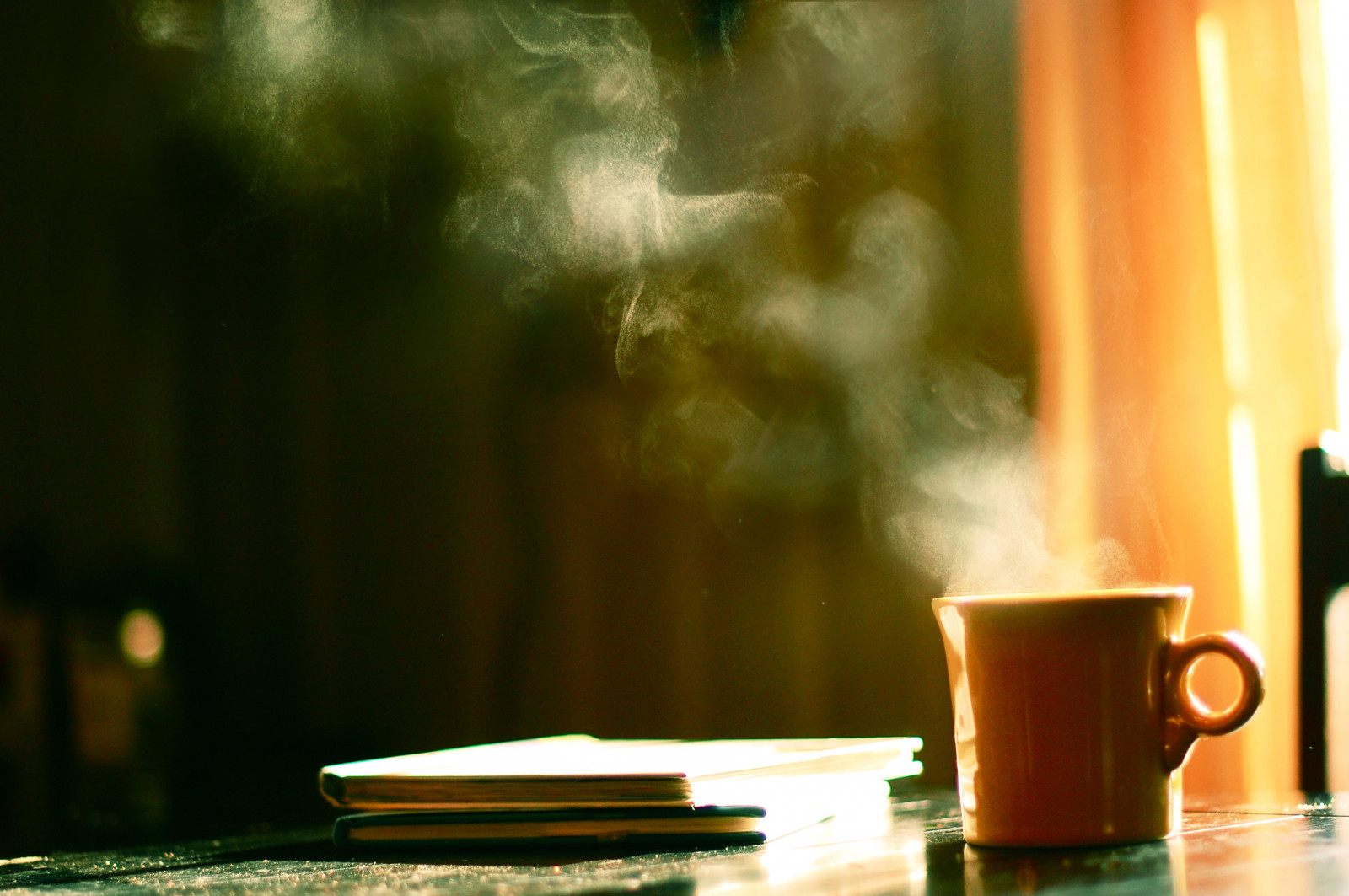 slunečnímu záření, okno, stůl, knihy, zelená, ráno, Nikon, pohár, Vzhled interiéru, světlo, džbánek, horký, coffeecup, nikond40, počítač tapeta, Sklenice, zátiší fotografování, kávový šálek