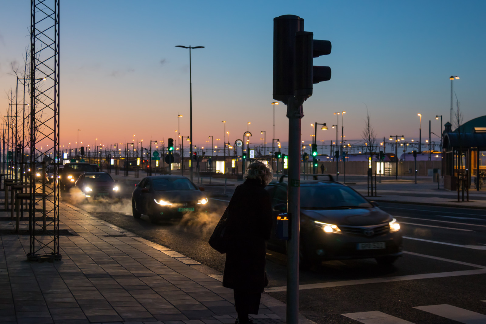 pouliční osvětlení, západ slunce, město, ulice, panoráma města, noc, auto, odraz, silnice, večer, ráno, soumrak, chodník, infrastruktura, světlo, centrum, bluehour, osvětlení, gata, stad, dřevěný, Trelleborg, bil, bl timmen, urban area, lidské osídlení