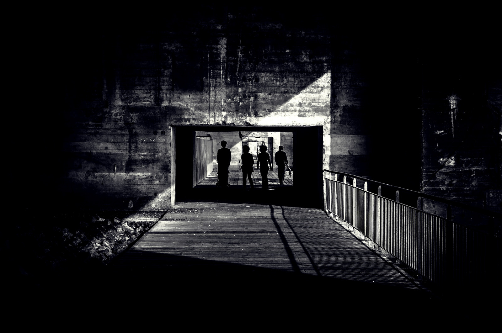 lidé, Černá, černobílý, město, noc, architektura, městský, nebe, fotografování, symetrie, trojúhelník, atmosféra, Francie, půlnoc, struktura, pentax, infrastruktura, světlo, Černá bílá, osvětlení, tma, ville, urbain, noiretblanc, geometrie, nb, gens, pentaxart, Saint-Nazaire, Lumiere, pentaxkx, Černý a bílý, monochromatické fotografování, jev, paysdelaloire, Loire-Atlantique, Villeport, Basesousmarine, Triangledelumi re