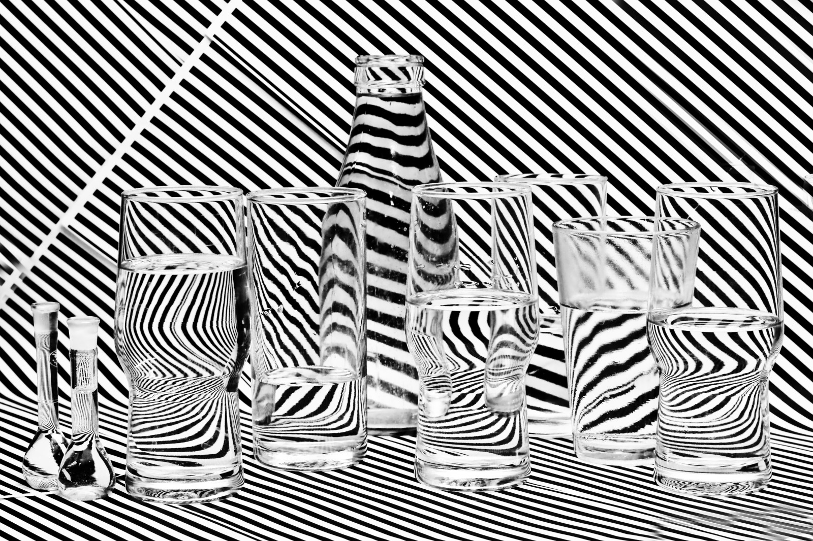 familie, lys, skygge, sort og hvid, bw, Indien, hvid, abstrakt, sort, afspejling, KUNST, struktur, geometriske, vand, glas, skilt, sæt, moderne, illustration, Canon, eos, design, 3D, flaske, kolbe, skinnende, mønster, skinne, grafisk, lyse, symbol, drikke, baggrund, striber, tom, Bangalore, dekoration, optisk, retro, linje, skjult, illusion, camouflage, blank, rund, brydning, zebra, boble, skubbe, dslr, form, Karnataka, vektor, optisk illusion, stribet, element, sømløs, reflektor, digitalphotography, bouncedlight, glassfamily, canoneos450d, hiddenmotives, bangalorephotographers, canoneosrebelxsi, removedfromstrobistpool, incompletestrobistinfo, seerule2, rubenalexander, thewandererseye