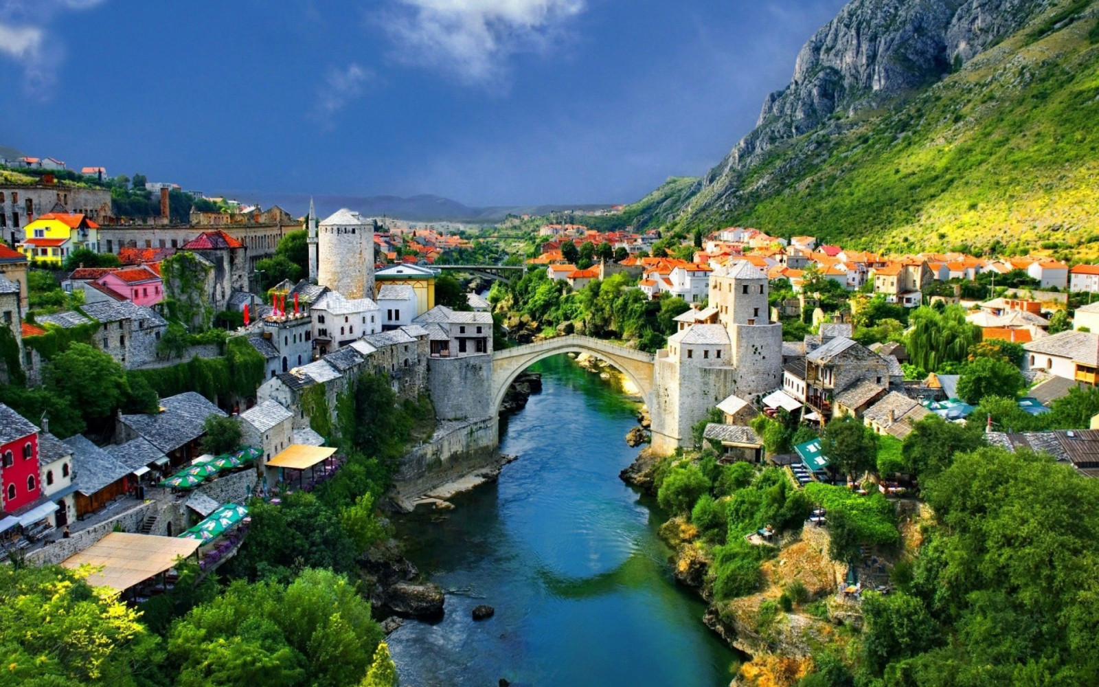 montagne, città, paesaggio urbano, architettura, Turismo, villaggio, ponte, fiume, cittadina, fiordo, vista a volo d'uccello, Bosnia Erzegovina, Bosnia, Mostar, Stari Most, vacanza, fiore, insediamento umano, caratteristica geografica, fotografia aerea, catena montuosa