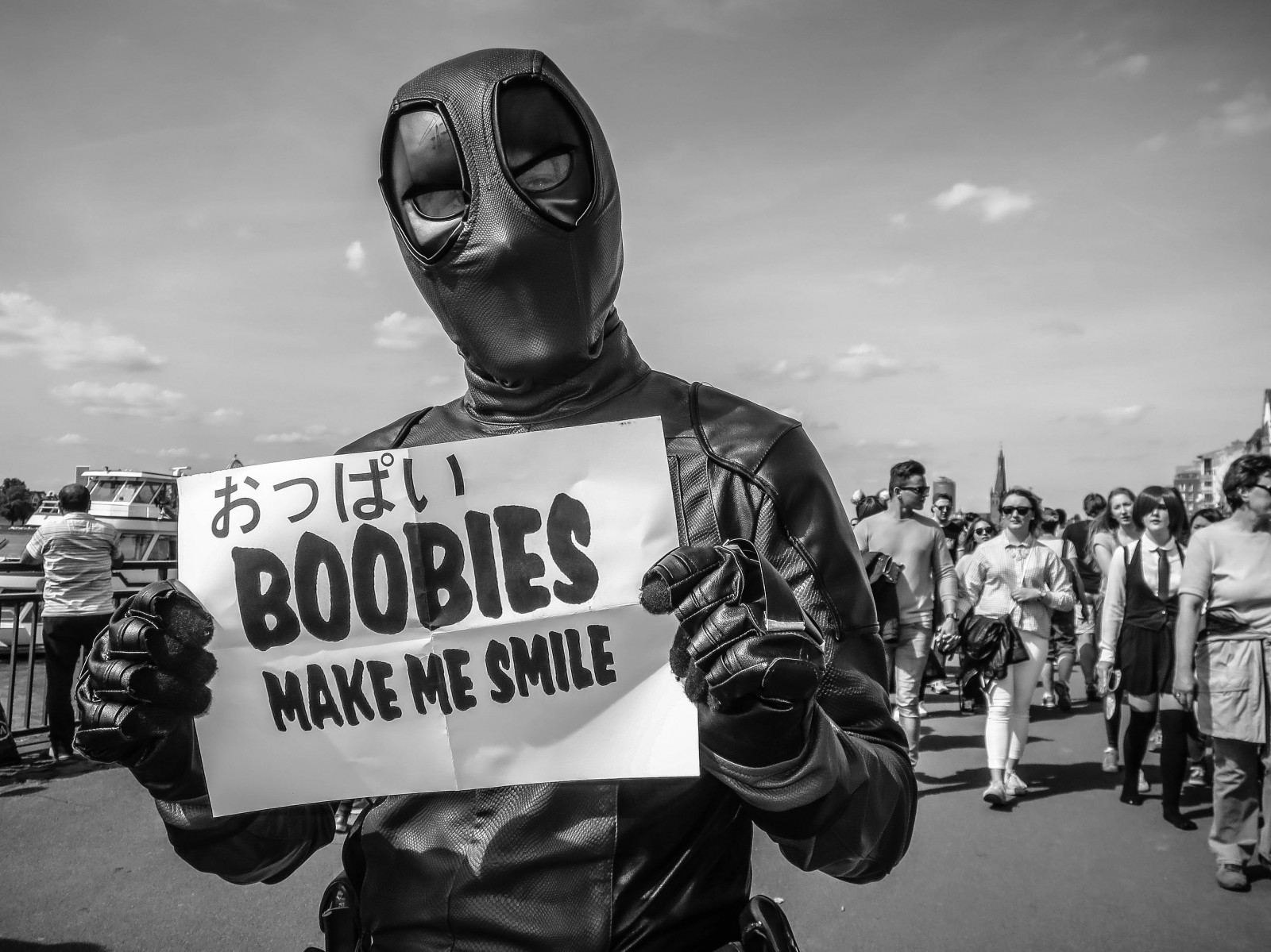 ulice, město, světlo, stín, portrét, lidé, městský, Černý a bílý, černobílý, podivný, usměj se, dívej se, temný, komiks, mimo, fotografování, Soustředit se, kozy, strada, den, sama, ponurý, zavřít, úhel, maska, venkovní, POV, výraz, upřímný, humor, perspektivní, streetphotography, humor, super hrdina, tajemný, zázrak, Hipshot, peopleinthestreet, Deadpool, Realstreetphotography, Boobiesmakemesmile, Čistá střecha