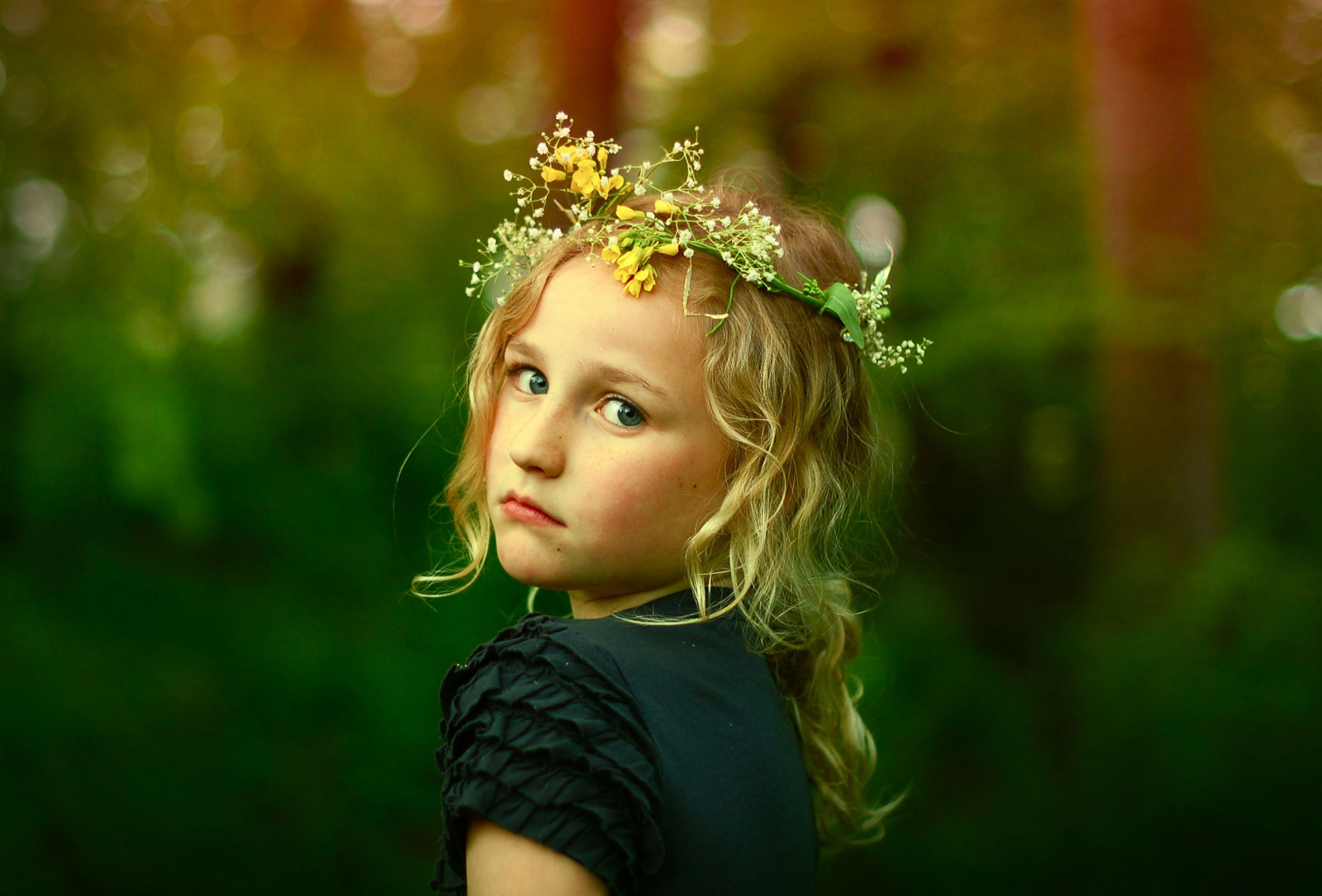 ansigt, sollys, træer, Skov, portræt, blomster, natur, rød, græs, grøn, prinsesse, Nikon, bokeh, lykke, forår, Fokus, træ, efterår, barn, blad, plante, pige, skønhed, smil, øje, sjovt, medaljon, blond hår, nikond40, portrætfotografering, græs familie, krøller, krøllet hår, lille barn, hår tilbehør, noellebuskephotography, lightanddark, noellebuske, flowercrown, greenandred