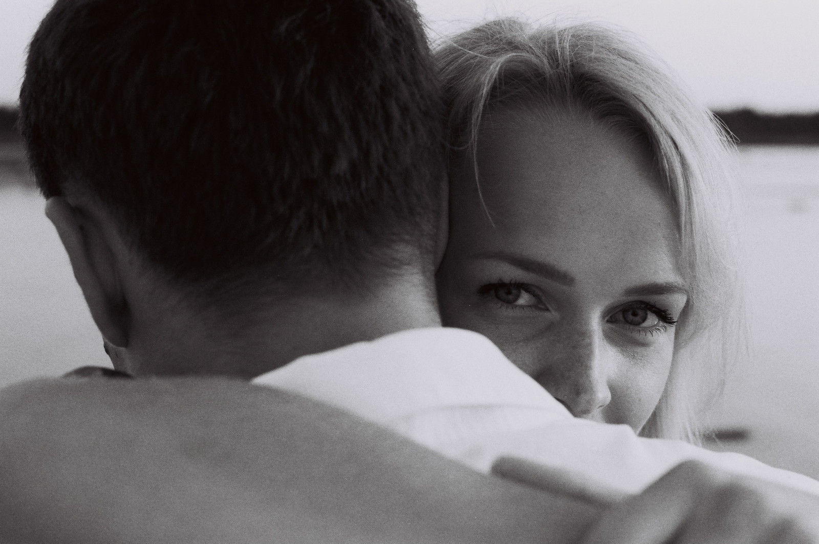 lys, solnedgang, portræt, sort og hvid, bw, kvinde, mand, film, strand, vand, monokrom, analog, årgang, uartig, Mono, model, Kvinder, par, naturallight, portrætter, blond, smuk kvinde, fregner, analog, canonae1program, ilforddelta400, magichour, oldcamera, smuk pige, overtheshoulder, filmgrain, manandwoman, filmlives, backofthehead, hairdown, blackandwhitefilm, modelshoot, blackandwhiteportrait, vintagecameras, filmisnotdead, blackwhitephotos, oldschoolphotography, blackandwhitephotographs, beautifulportrait, filmisntdead, filmforever, oldskoolphotos, filmportrait, trueblackandwhitefilm, filmismylife