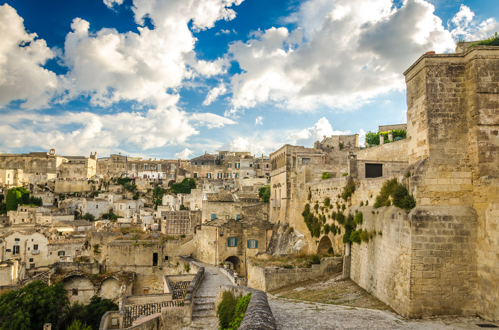 bílý, starý, město, panoráma města, Itálie, starověký, Skála, nebe, stěna, mraky, Cestovní ruch, modrý, vesnice, dějiny, město, letní, Nikon, zřícenina, mrak, strom, Italia, budovy, domy, jižní, polarizátor, D5100, fasáda, dávná historie, historické místo, archeologické naleziště, starověký Řím, středověk, opevnění, Basilicata, Sassi, Matera, Lucania