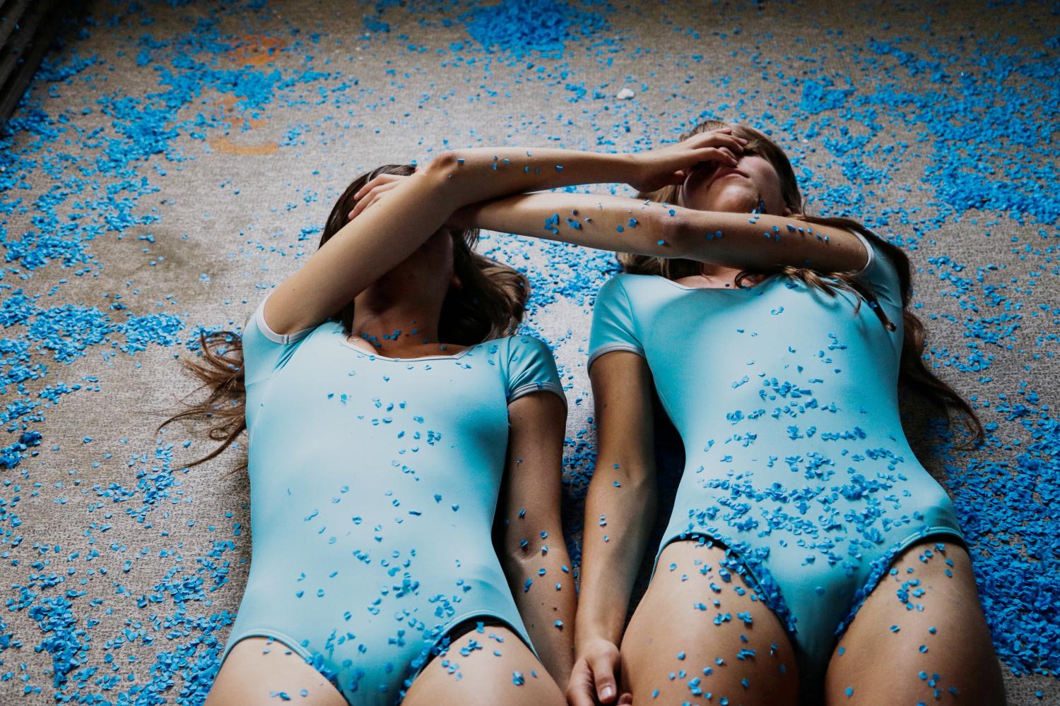 ženy, model, bruneta, dlouhé vlasy, rovné vlasy, plavky, blue oblečení, spád, touching face, ležící na zádech, young woman, tenký, těsný oděv, rukama zkříženýma