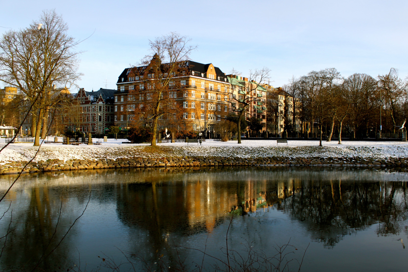 sollys, træer, landskab, vand, natur, afspejling, himmel, parkere, sne, vinter, aften, morgen, flod, slot, lys, træ, efterår, vejr, sæson, refleksioner, bygninger, grene, malmø, Slottsparken, malmø hus, byområde, vandveje, vedplante