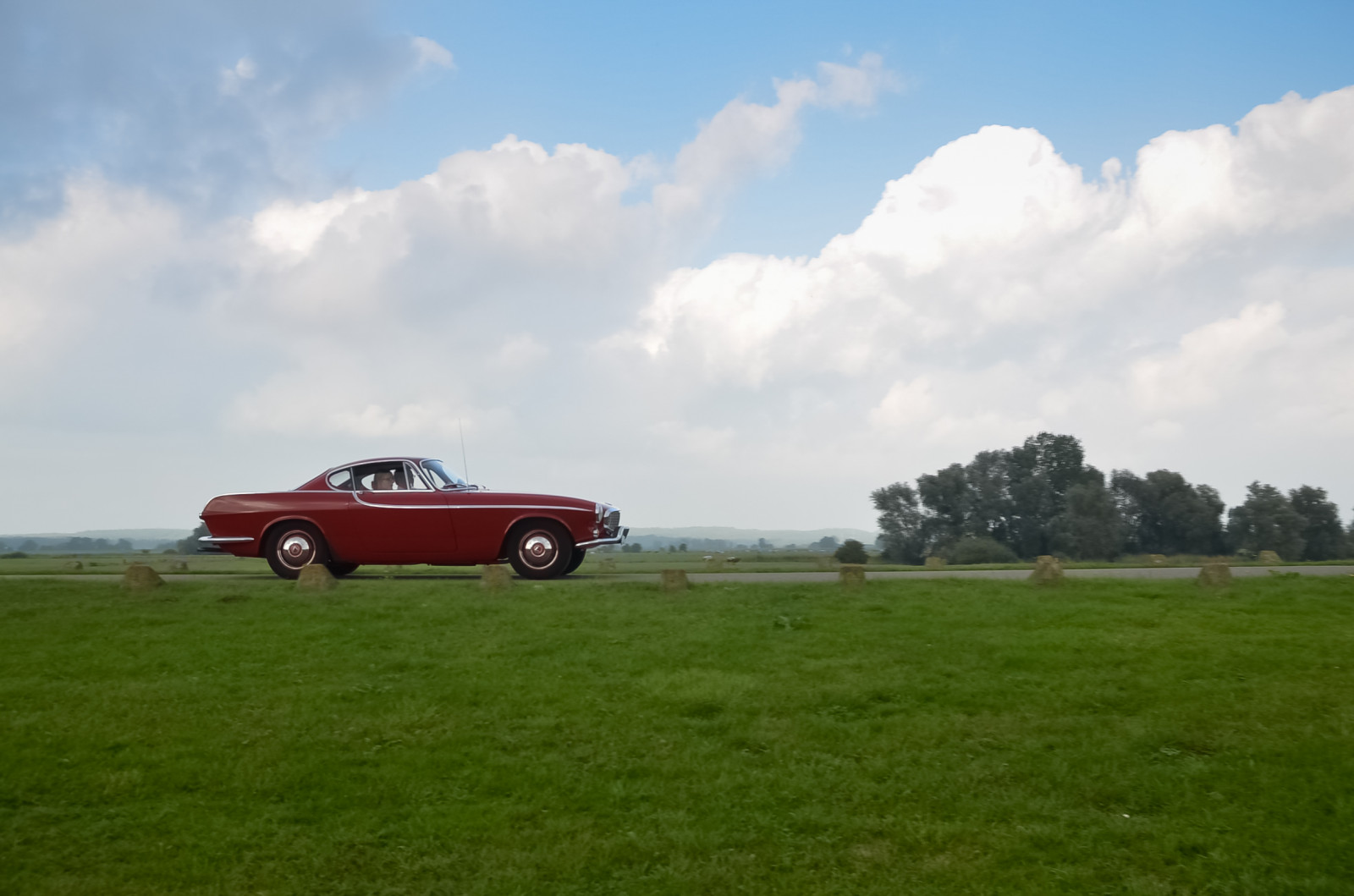 sportovní, krajina, starý, sport, kopec, auto, Červené, tráva, nebe, vozidlo, pole, mraky, Nikon, vinobraní, Evropa, televize, švédský, Volvo, veteránem, 2013, kupé, Oldtimer, zajetí, událost, limuzína, Europa, Sverige, ikona, strom, lučina, rostlina, fotografie, mobilní, pohybliví, auto, louka, série, klasický, prostý, obraz, obrázek, Nizozemí, D5100, P1800, Wagen, vehikel, robertobraam, Landschap, evenement, Gelderland, prérie, automobilového designu, automobilový exteriér, rodinný vůz, kompaktní vůz, motorové vozidlo, road trip, ekoregion, v plné velikosti vůz, Svatý, Rogermoore, P1800s, Simontemplar, Eilandvanmaurik, Ar4204