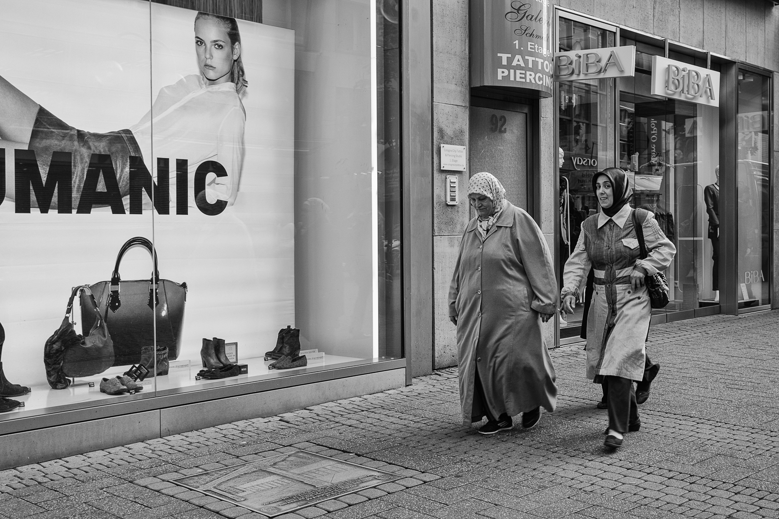 ženy, Frauen, nakupování, Einkauf, výloha, Schaufenster, reklama, Werbung, strasenszene, ulice, Frau, tělesné, streetscene, město, Koln, Gesch ft, cityview, Strase, upřímný, prodejna, SW, fuji, lidé, fujix100s, h uživatel, menschen, Stadt
