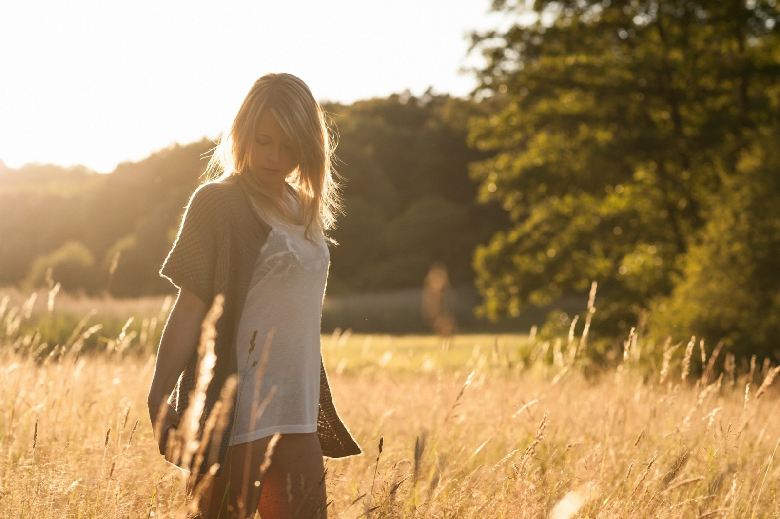 lumière du soleil, Femmes en plein air, femmes, maquette, la nature, herbe, champ, la photographie, Matin, printemps, l'automne, fleur, saison, photographier, Prairie, Photographie de portrait, Famille d'herbe