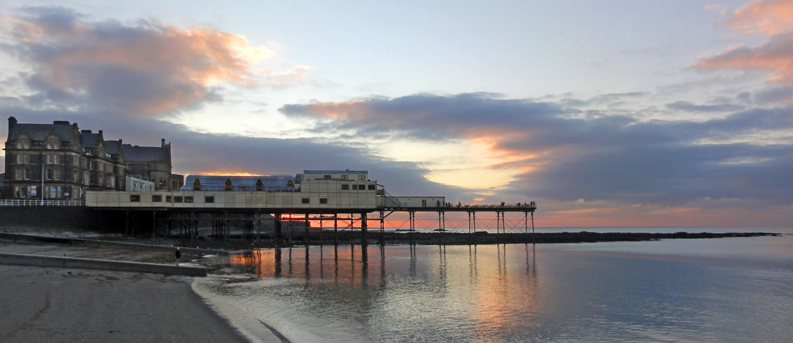 starý, západ slunce, moře, město, voda, odraz, nebe, mraky, pláž, svítání, uklidnit, večer, ráno, pobřeží, historický, horizont, město, molo, dok, soumrak, Wales, leden, 2012, mrak, svítání, oceán, odrazy, budovy, pobřeží, stará budova, promenáda, velština, westwales, Aberystwyth, nábřeží, Ceredigion, pobřežní město, minoltakid, theminoltakid, staré budovy, odlesk, meteorologický jev, seawall, welshseaside, beachscape, pobřeží, Welshcoast, Welshheritage, Welshseasidetown, na pobřeží, Námořní fotografie, Aberystwythpier, Historicpier, Royalpier, Theroyalpier, Thewelshseaside, Welshpleasurepier, fixed link