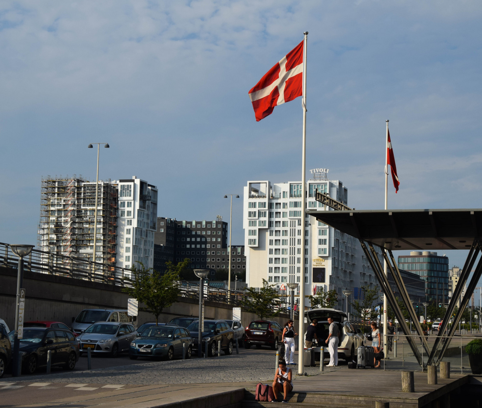 by, bybilledet, vand, afspejling, himmel, køretøj, skyline, flag, bro, stadion, Danmark, gangbro, København, downtown, spegling, Islandsbrygge, buidlings, Sydhavnen, Fisketorvet, Havneholmen, danishflag, tivolihotel, milepæl, byområde, højhus