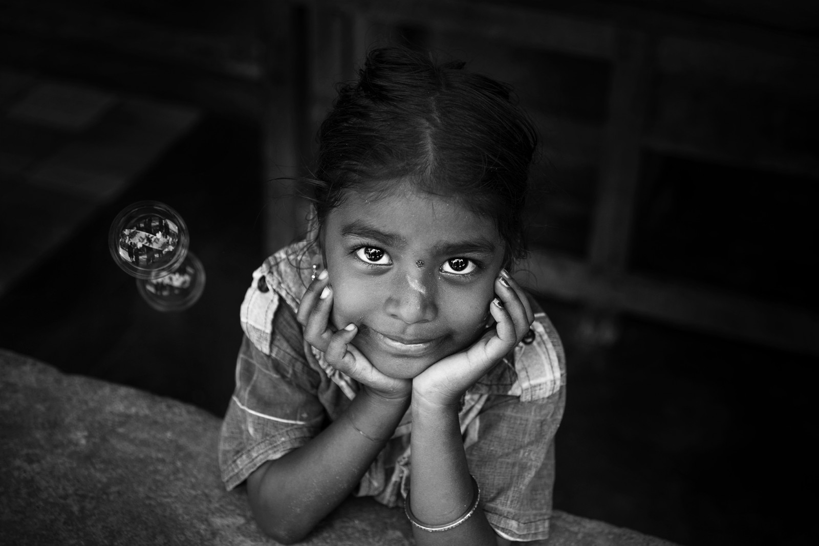 tvář, Černá, fotografie, bílý, Osoba, mimika, Černý a bílý, dívka, dítě, oko, fotografování, hlava, usměj se, emoce, monochromatické fotografování, momentka, člověk, Lidské tělo, sedící, orgán, portrét, černobílý, tma, zábava, portrétní fotografie, flash photography, štěstí