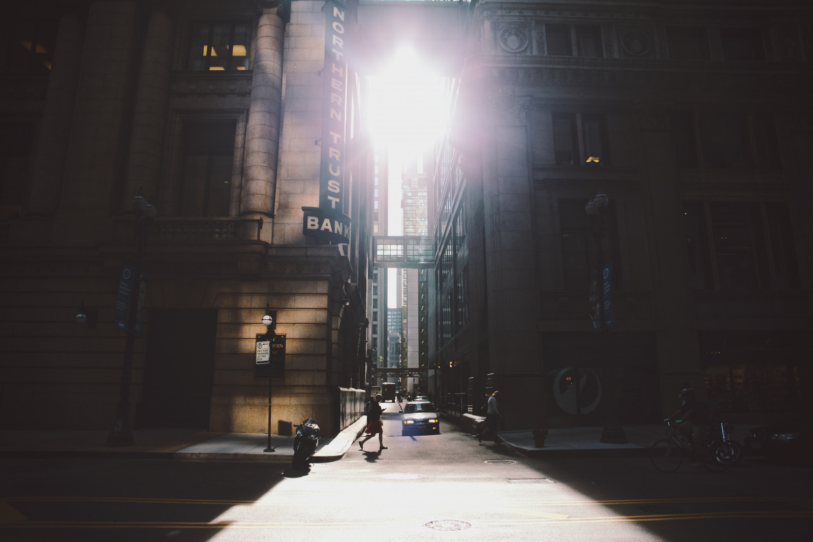 kontrast, lidé, kočka, temný, ulice, noc, městský, odraz, vozidlo, fotografování, večer, slunce, Kánon, větrný, objektiv, jasný, Osoba, životní prostředí, Chicago, metropole, chůze, perspektivní, unikátní, lesklý, smyčka, světlo, centrum, mezi, stíny, Procházka, pouze, budovy, světlice, osvětlení, ulicích, tvar, metropolitní, tma, 28, 6d, sigma, 24mm, města, druhý, upřímný, lesk, 2470, Photog, oblasti, chicagoist, LaSalle, vizuální, citys, Vonderau, brighly