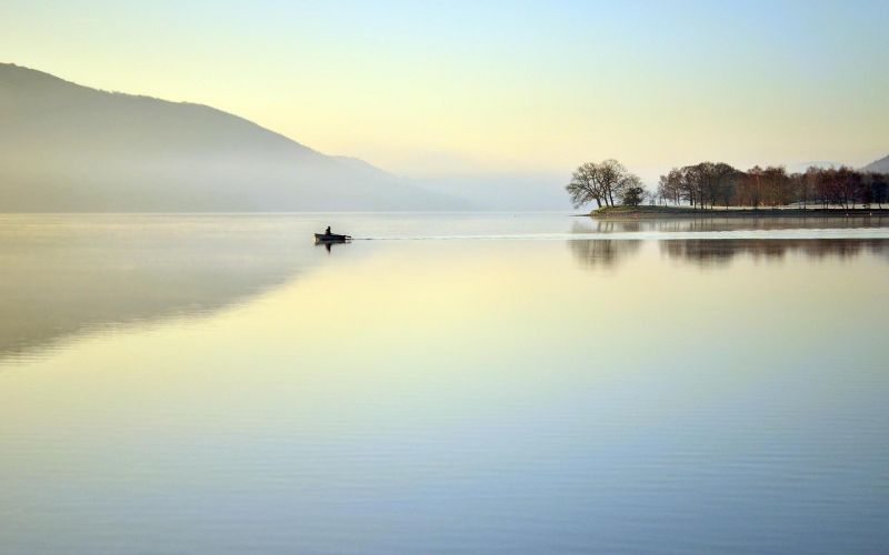 slunečnímu záření, loď, moře, záliv, jezero, západ slunce slunečnímu záření, loď, moře, záliv, jezero, západ slunce