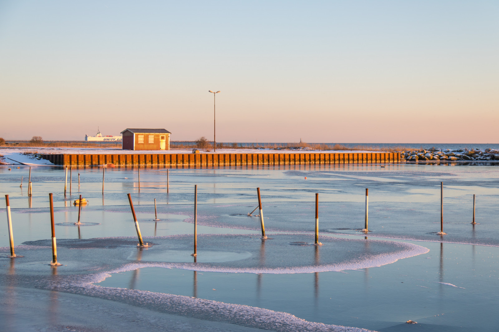 západ slunce, moře, záliv, voda, pobřeží, písek, odraz, zima, pláž, svítání, večer, ráno, pobřeží, horizont, molo, dok, soumrak, chodník, dovolená, Marina, oceán, vlna, solnedg ng, Vinter, hav, dřevěný, Trelleborg, kust, V strasm b tshamnen, tělo z vody, vlnolam