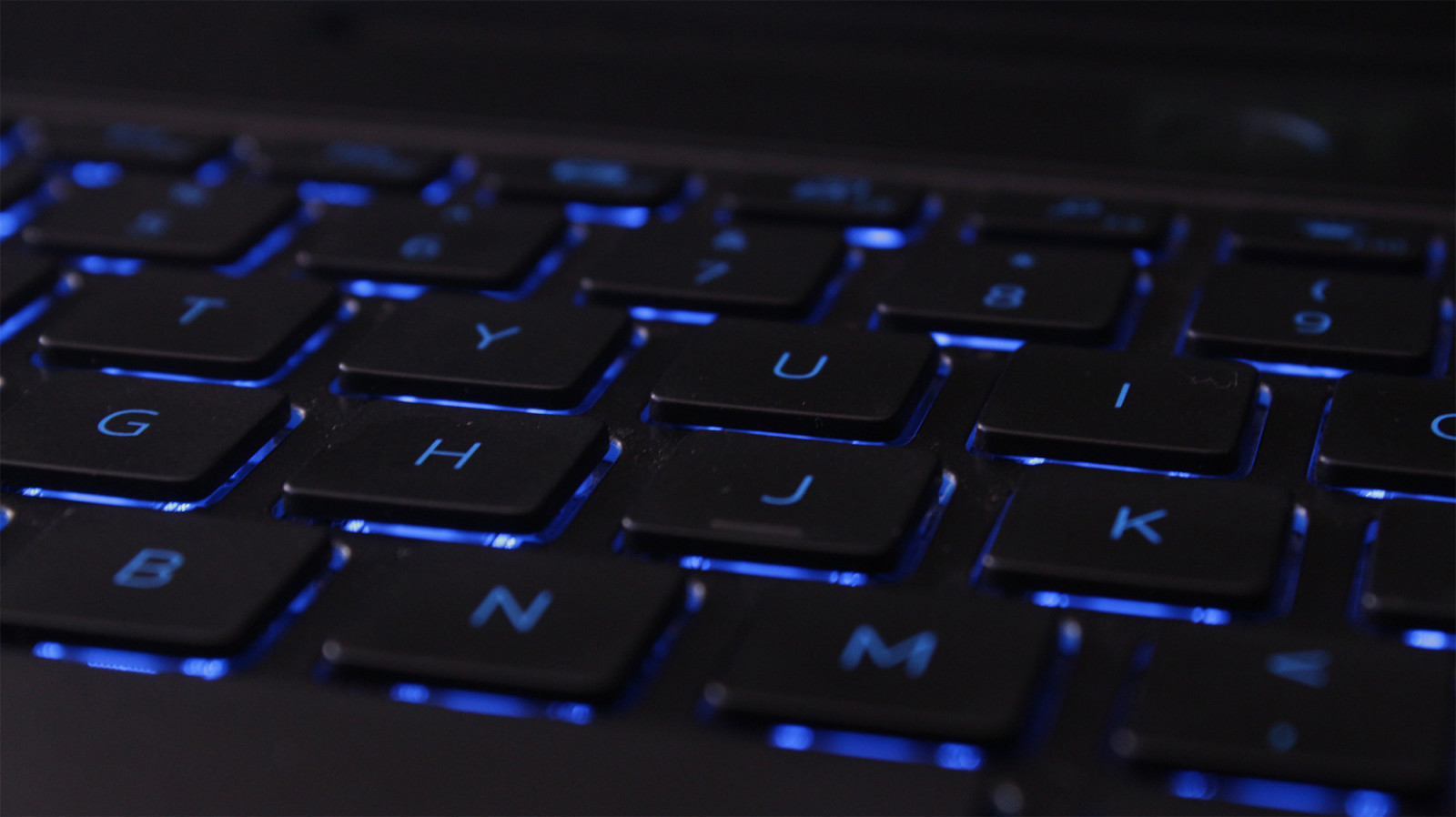 počítač, obvodový, vstupní zařízení, laptop, klávesnice, osobní počítač, Laptop accessory, počítačový hardware, počítačová klávesnice, laptop part, kancelářská technika, font, petrolejově modrá, elektronické zařízení, vzor, Osobní počítač hardware, zblízka, space bar, composite material, počítačové komponenty, computer accessory, inženýrství, zobrazovací jednotka, obdélník, symbol, číslo, symetrie, karmín, kov, tma, kruh