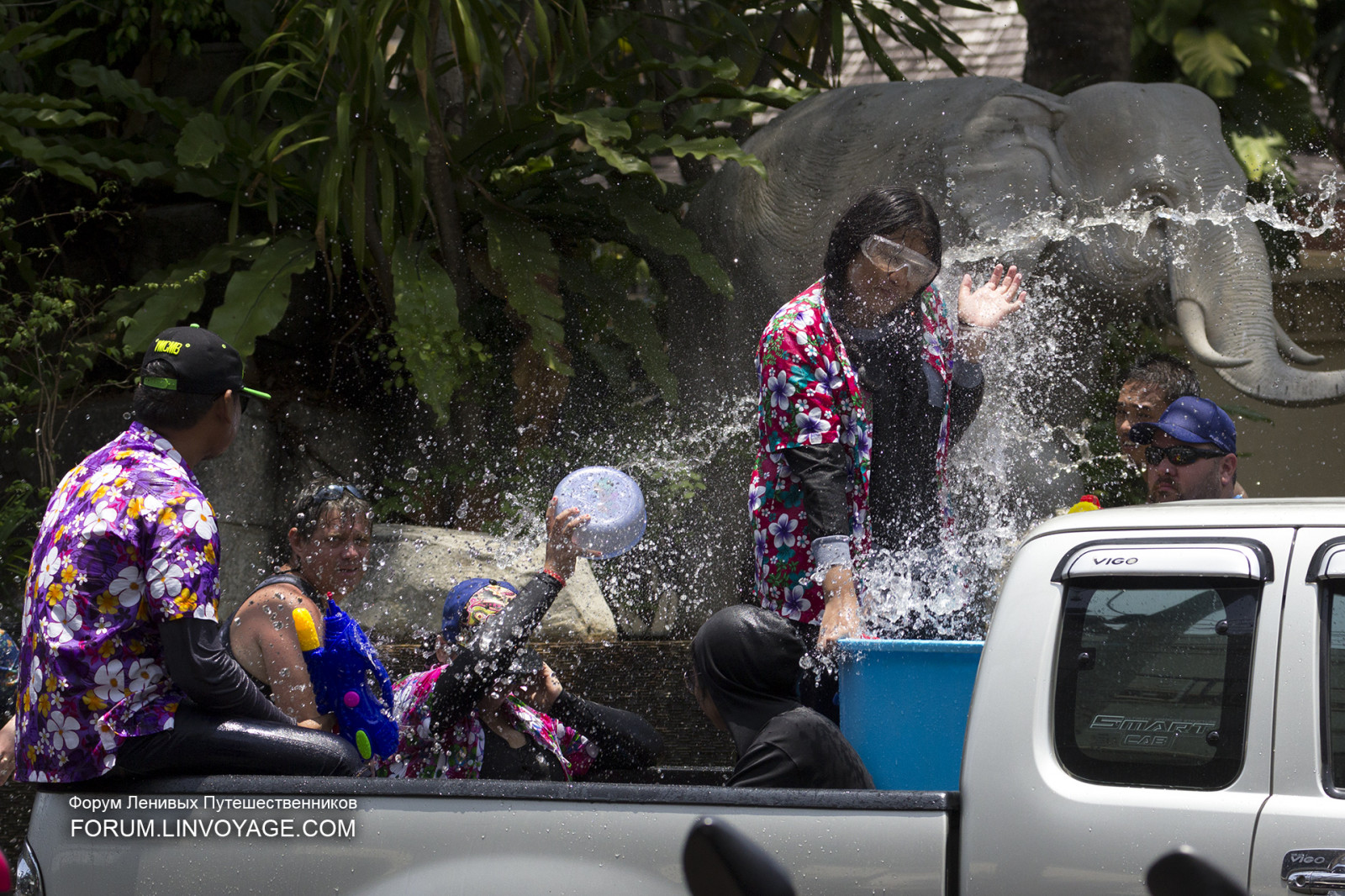 muži, lidé, pistole, město, voda, auto, město, Dovolená, Thajsko, nový rok, Thai, průvod, chlapec, Nový, venkovní, dívka, festival, muž, kolo, legrační, zábava, kapička, phuketian, smát se, rok, phuketphotographernet, forumlinvoyagecom, httpforumlinvoyagecom