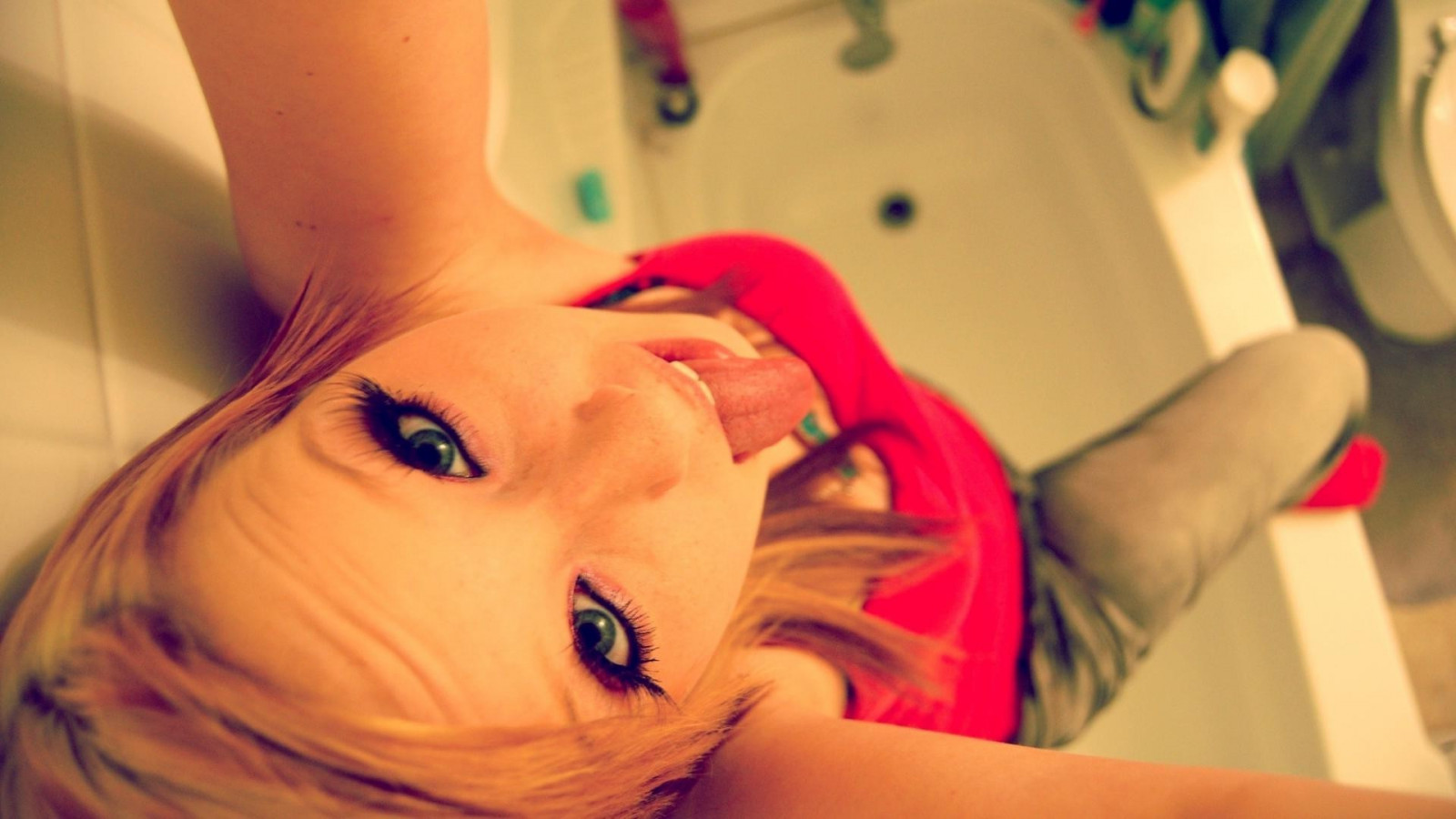 viso, donne, modello, rosso, blu, labbra, lingue, rosa, emozione, pelle, capo, bagno, colore, bambino, ragazza, bellezza, Sorriso, occhio, donna, mano, signora, divertimento, dito, gamba, Senso, biondo, 1920x1080 px, dolcezza, espressione facciale, corpo umano, organo, interazione