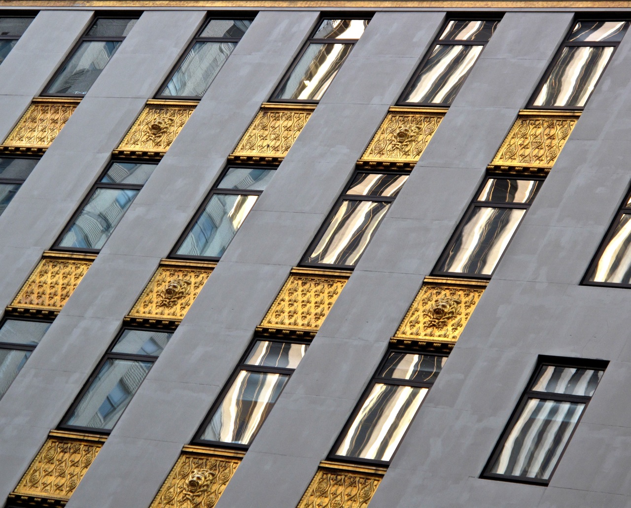 okno, architektura, budova, odraz, stěna, lev, symetrie, žlutý, sklenka, vzor, Šedá, Kánon, kov, zlato, Manhattan, metropole, struktura, DELFÍNI, Leon, úhel, Glas, newyork, Reflejo, čára, reflet, immeuble, Ventana, giallo, vetro, během dne, edificio, fasáda, Riflessi, Fenetre, gelb, Fenster, gris, powershotg10, denní osvětlení, finestra, fachada, verre, Vidrio, contreplong e, Dore, Contrapicado, Basreliéf, Washingtonsquare, Fleurdelys, Spiegelhungen