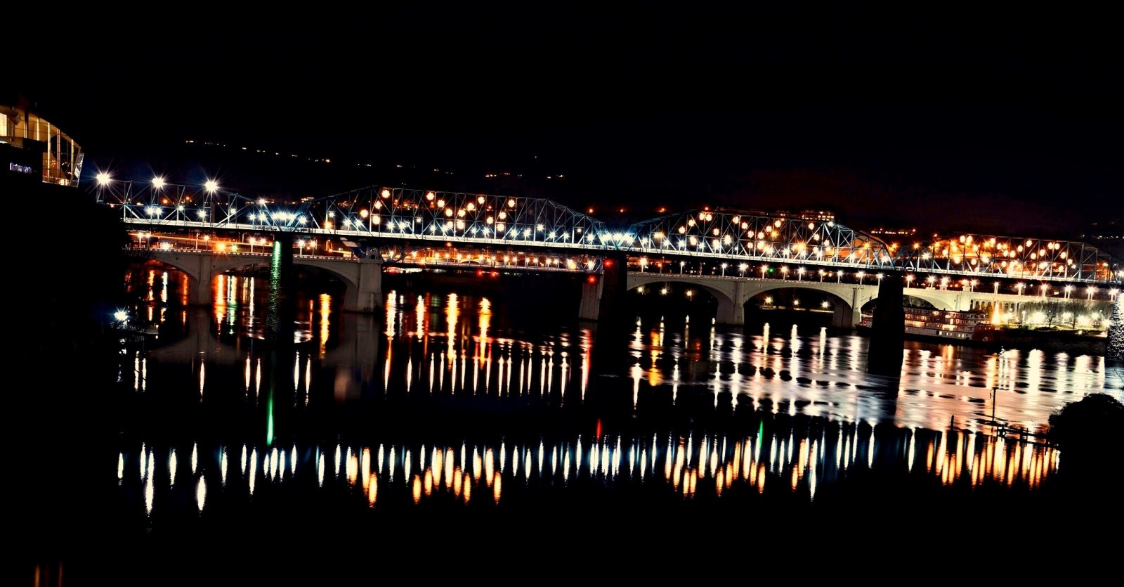 luci, paesaggio urbano, notte, rosso, riflessione, inverno, orizzonte, verde, blu, sera, ponte, arancia, crepuscolo, metropoli, Tennessee, striature, leggero, bellissimo, flickr, albero di Natale, oscurità, lampade, bellissima, Riverboat, walnutstreetbridge, tennesseeriver, coolidgepark, marketstreetbridge, chattanoogatn, battello a vapore, deltaqueen, bagliori, Bluffview