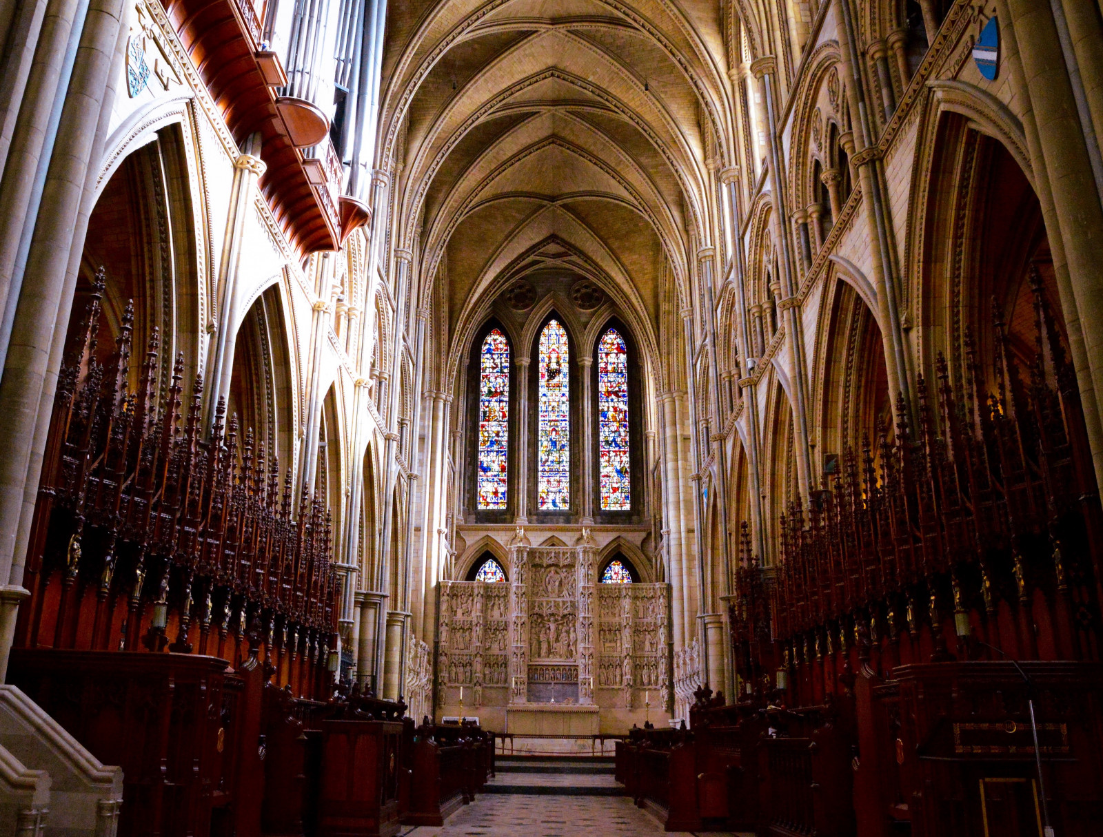 Nikon, nikond3200, tamron16300mm, Spojené království, Cornwall, Kernow, Truro, trurocathedral, thecathedralchurchoftheblessedvirginmary, katedrála, kostel, uctívání, náboženství, uvnitř, Oltář, highaltar, kniha, reredos, řezby, stáje, okno, sklenka, vitráž, architektura, oblouky, budova, struktura, sloupce, oblouk, gotický, dřevo, teak, sedadla