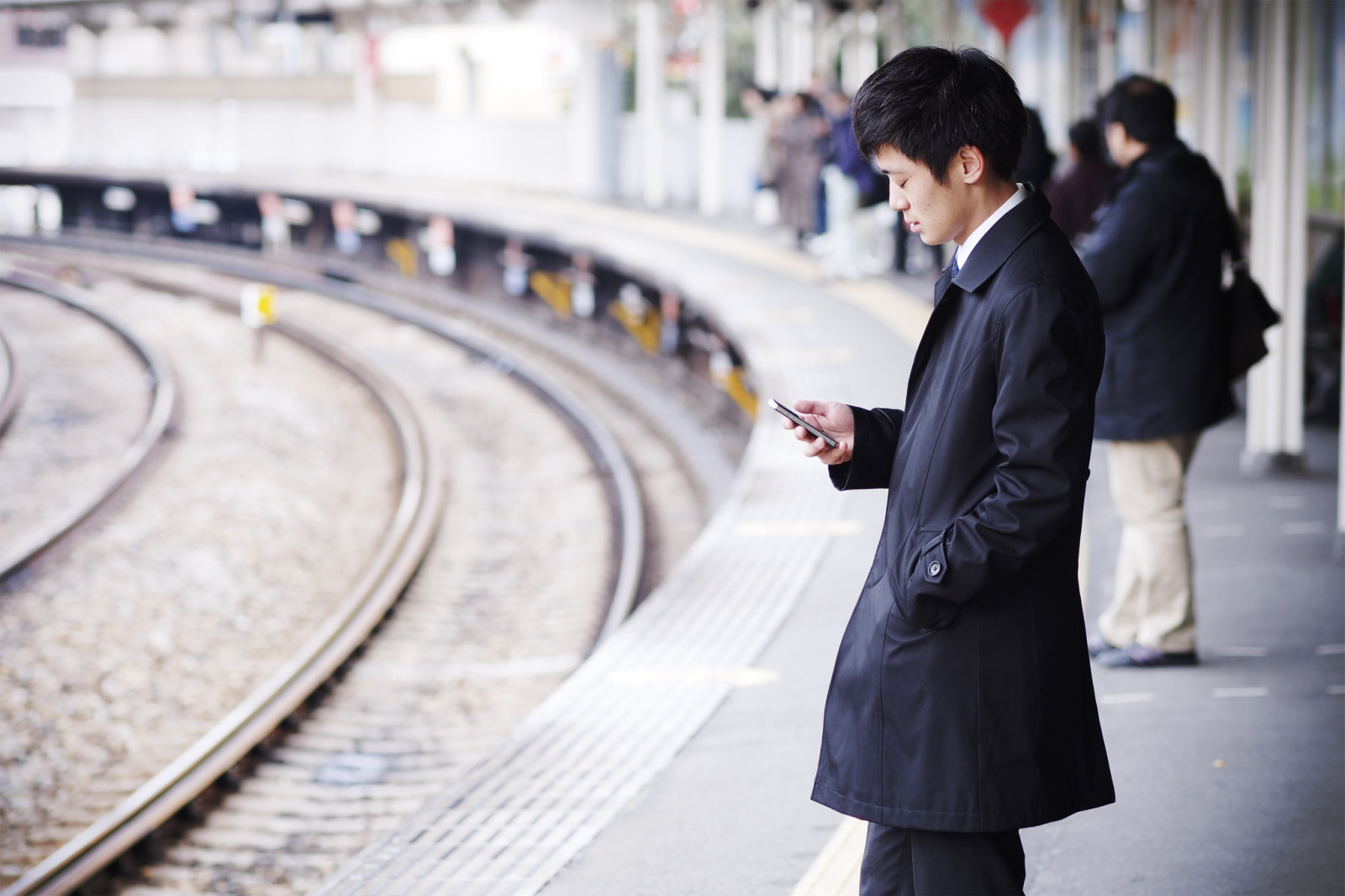 by, by-, mand, linjer, Japan, tog, japansk, bokeh, platform, spor, skinner, Osaka, kurve, Kansai, densha, Hankyu, Salaryman, Ishibashi, Ikeda, buede, 75mm, zd, ikedashi, ishibashistation, olympusem5, mzuikodigital75mmf18, ishibashieki