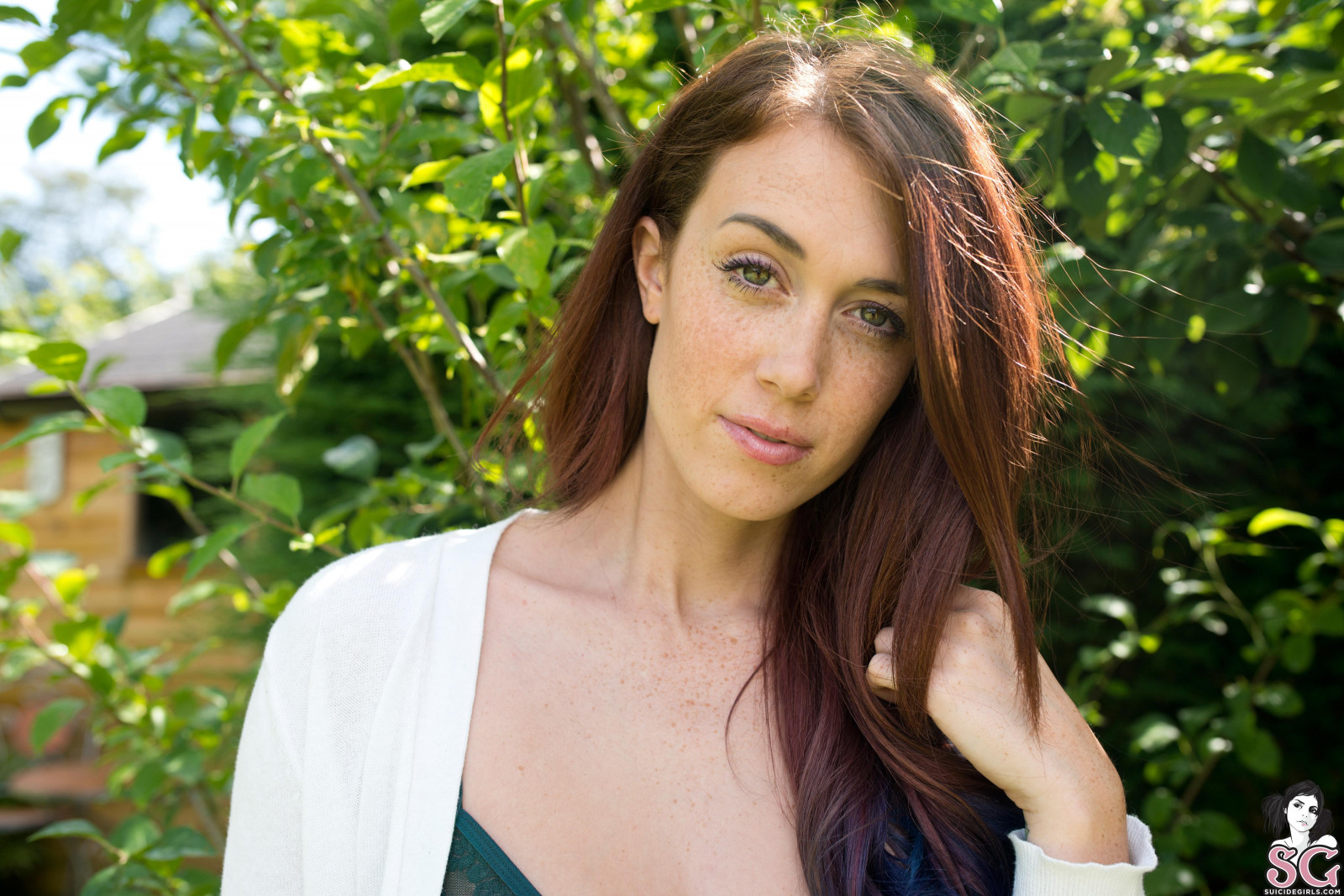 หัวแดง, โมเดล, แนวตั้ง, ผมยาว, การถ่ายภาพ, แต่งตัว, แฟชั่น, ผม, Suicide Girls, คน, ดอกไม้, หญิงสาว, ความงาม, ยิ้ม, ผู้หญิง, ผู้หญิง, ทรงผม, การถ่ายภาพบุคคล, การถ่ายภาพ, ผมสีน้ำตาล, Chad Suicide, 4800x3203 px