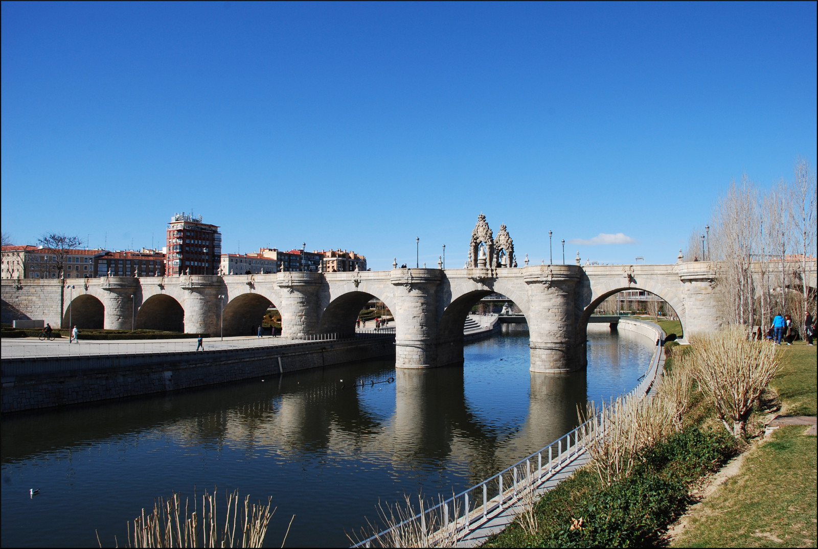 panoráma města, voda, odraz, Cestovní ruch, most, řeka, Španělsko, 2015, Madrid, obloukový most, Rio, puente, Reflejo, jardin, mezník, nádrž, parque, espana, vodní, zájezdy, biendeinter scultural, comunidaddemadrid, provinciademadrid, Manzanares, Barroco, sigloxviii