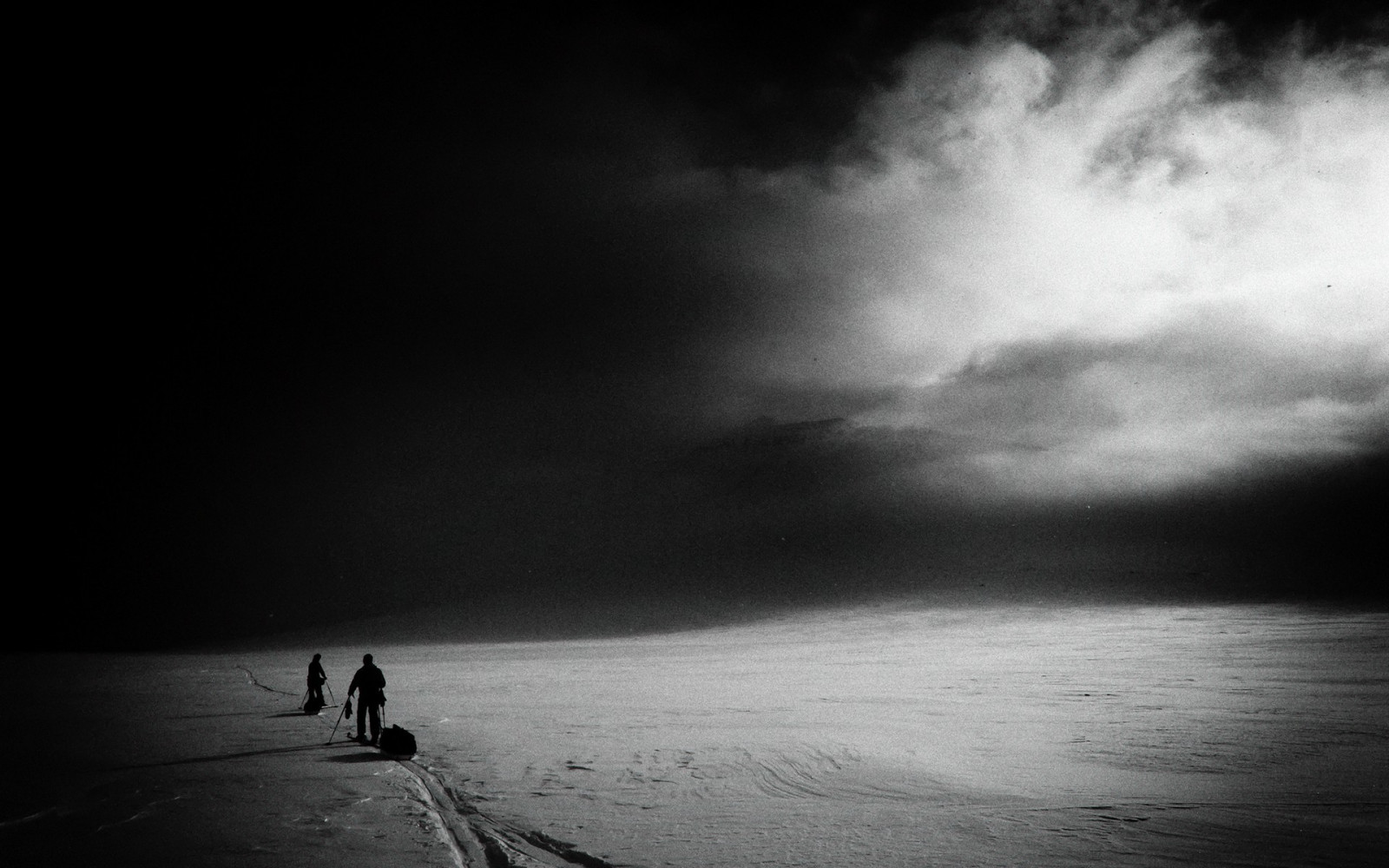 Sonnenlicht, Landschaft, Menschen, Weiß, schwarz, einfarbig, Meer, Himmel, Horizont, Atmosphäre, Licht, Wolke, Wetter, Welle, Dunkelheit, Atmosphärisches Phänomen, Schwarz und weiß, Monochrome fotografie
