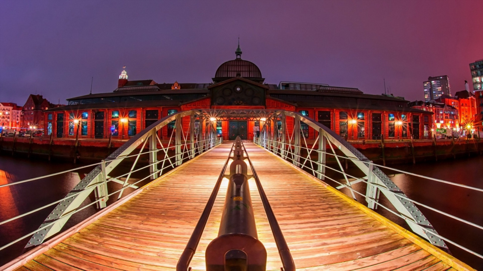 1920x1080 px, architektura, most, město, panoráma města, objektiv s rybím okem, Německo, Hamburg, krajina, světla, kov, noc, stará budova, řeka, nebe, voda, dřevěný povrch