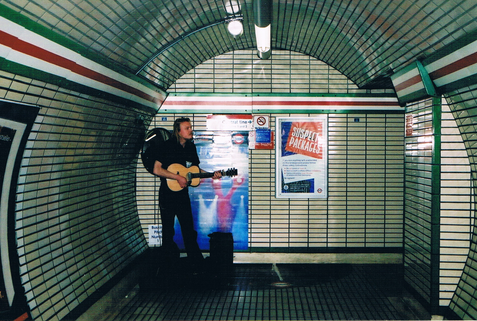 Londýn, město, ulice, kytara, vozidlo, silnice, stojící, metro, 35MM, podzemí, kytarista, infrastruktura, muž, zábava, film, analog, trubka, veřejná doprava, pouliční muzikant, busking, timmranson, fujisuperia