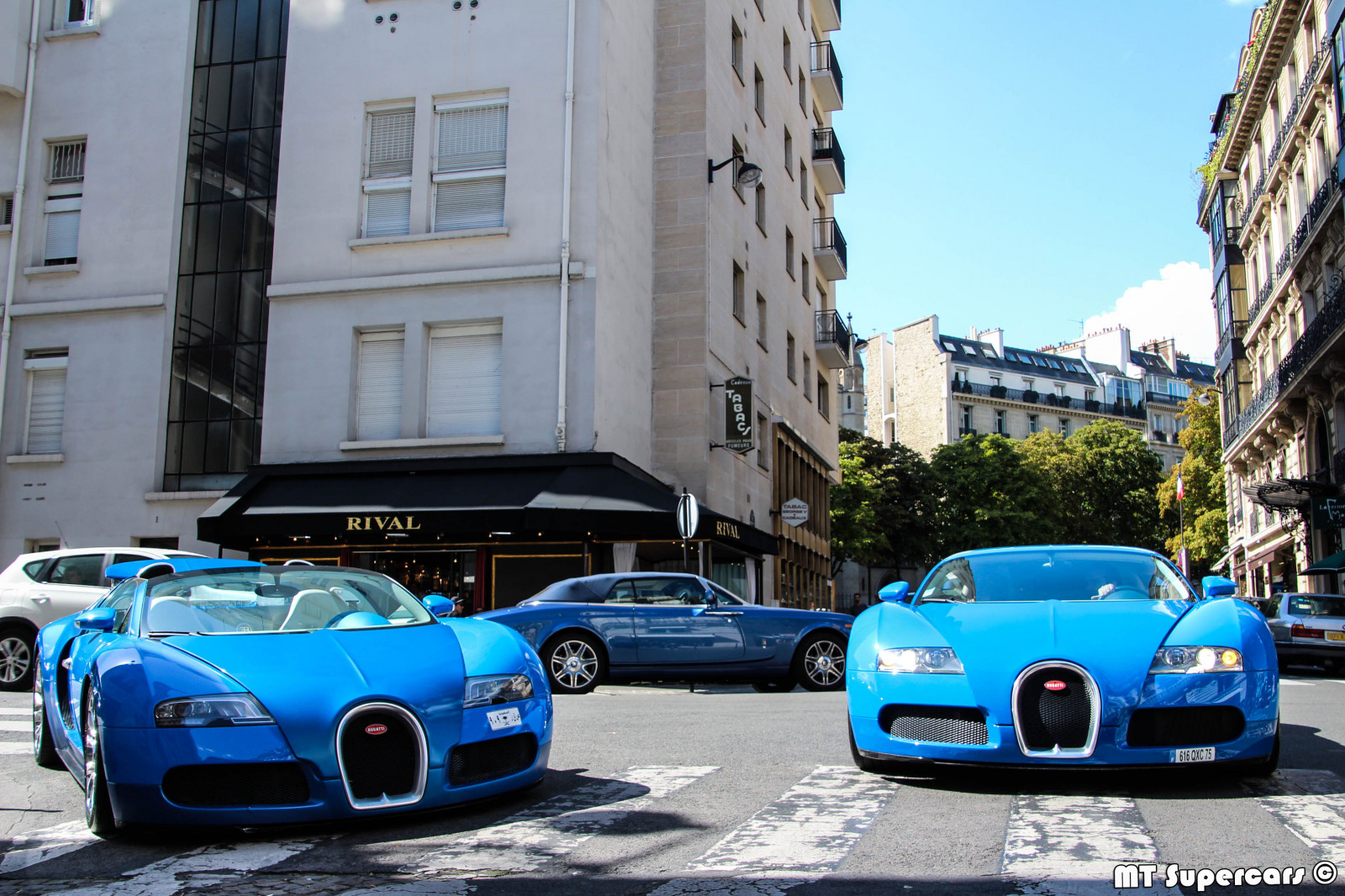 sport, město, ulice, auto, nebe, vozidlo, silnice, fotografování, Supercars, modrý, Paříž, sportovní auto, Bugatti, Bugatti Veyron, výkon auta, parkoviště, infrastruktura, rostlina, kolo, velký, Všechno, mt, rohlíky, okraj, klasický, superauto, s, Drophead, Rolls Royce, royce, bleue, 164, Veyron, Hyperauta, grandsport, Arabové, KSA, počítač tapeta, pozemní vozidla, automobilového designu, automobilový exteriér, luxusní vůz, kompaktní vůz, motorové vozidlo, druh dopravy, výkonné auto, městské auto, pařížský, střední velikost auta, petrolejově modrá, mtsupercars, Věřím, Arabsmoney, automotive wheel system