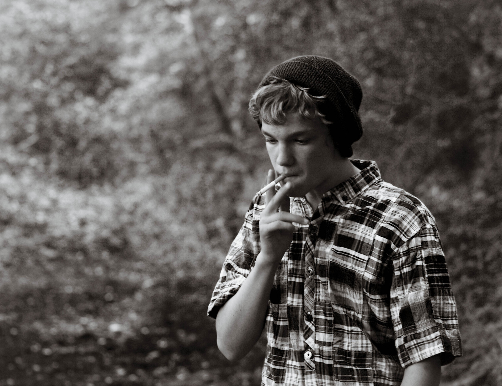 kontrast, les, bílý, Černá, Photoshop, ptactvo, černobílý, model, portrét, oči, temný, Příroda, tráva, nebe, pole, fotografování, kouření, hmyz, zelená, Fotoaparát, modrý, Studený, hnědý, slunce, Šedá, škola, přátelství, vlasy, letní, bokeh, Evropa, šťastný, jaro, Osoba, Sam, Dánsko, 35MM, detailní, Lightroom, bruslení, brusle, Bro, UMĚNÍ, Soustředit se, světlo, paprsky, primární, chlapec, dítě, list, vysoký, roztomilý, bratr, pták, dívka, krása, odpočinout si, mimo, mladý, Danmark, dítě, fotografie, chlad, keř, cigareta, Hiller d, přítel, alfa, poetický, CS5, A580, Černý a bílý, monochromatické fotografování, portrétní fotografie, focení, bruslař, kamarád, A700, A230, 230, Andersen, ASBJ rn, Hundested, facepunch, frederiksv rk, A900, outinthewild, halsn s