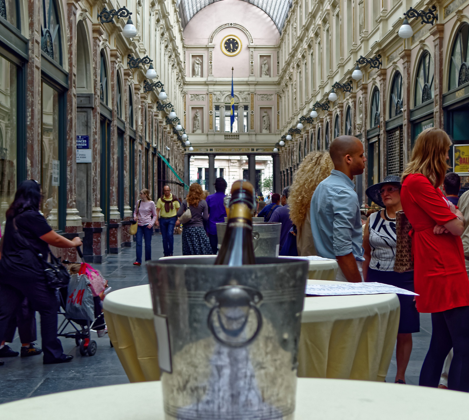 lidé, město, ulice, architektura, budova, stůl, Cestovní ruch, brnění, HDR, Evropa, Belgie, šampaňské, Brusel, prodejna, zábava, belgie, Belgique, Bruxelles, DXO, Brussel, pascalfranche, pfranche, turistická atrakce, LX3, arme, Magasin, Seau, Galeriedelareine, Architektura