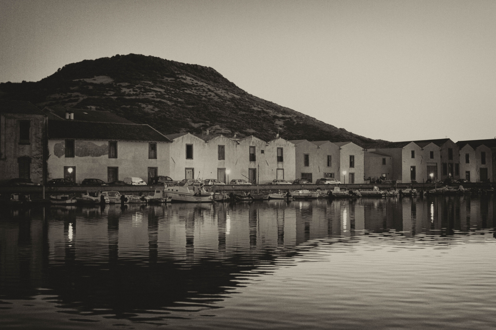 bílý, Černá, starý, černobílý, město, noc, jezero, voda, budova, odraz, nebe, Dům, večer, řeka, město, odrazy, Antonio, bianco, nero, mat56, Romei, notte, acqua, krajiny, fiume, Paesaggi, sardegna, Oristano, fasáda, Riflessi, Vecchie, Bosa, Černý a bílý, monochromatické fotografování, Temo, koželužny, concerie