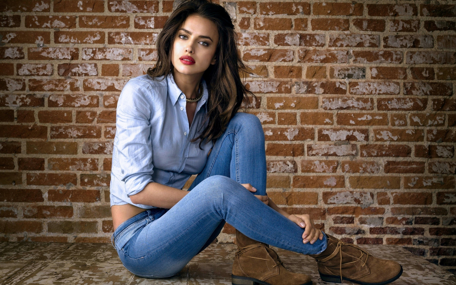 donne, modello, ritratto, capelli lunghi, occhi blu, brunetta, seduta, fotografia, rossetto rosso, jeans, blu, moda, Irina Shayk, ragazza, bellezza, gamba, fotografia, calzature, posizioni umani, fotografia di ritratto, servizio fotografico, capelli castani