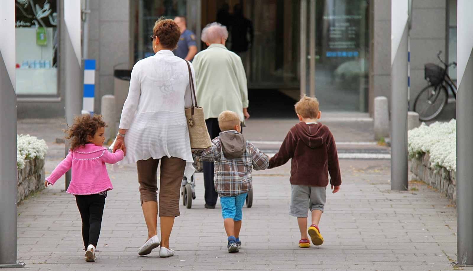 lidé, ulice, silnice, móda, jaro, chůze, rodina, infrastruktura, pěší, barva, dítě, děti, muž, streetphotography, sommarfoto, příliš malá, sf130721
